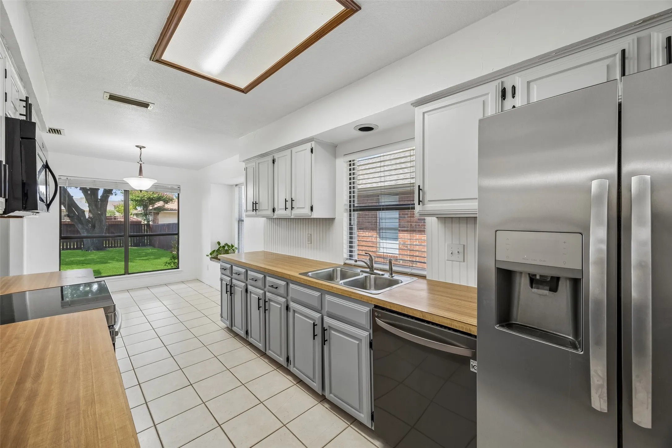 Single Family Residence For Sale in Denton County , 1725 Mayflower Drive, Carrollton, Texas 75007, 3 Bedroom, 2 Bathroom, 2 Garage spaces, 1,783 Sqft, built in 1983, mls#21323372, Real Estate Agent in Carrollton, Homes For Sale in Denton county, Homes For Sale in Carrollton, Realtor in Carrollton Texas, Real Estate Brokerage Independent Realty Texas, Luminita Cordes Realtor