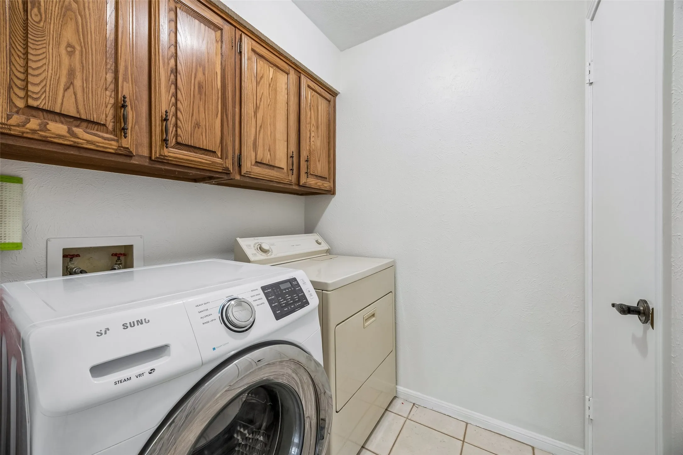 Single Family Residence For Sale in Denton County , 1725 Mayflower Drive, Carrollton, Texas 75007, 3 Bedroom, 2 Bathroom, 2 Garage spaces, 1,783 Sqft, built in 1983, mls#21323372, Real Estate Agent in Carrollton, Homes For Sale in Denton county, Homes For Sale in Carrollton, Realtor in Carrollton Texas, Real Estate Brokerage Independent Realty Texas, Luminita Cordes Realtor