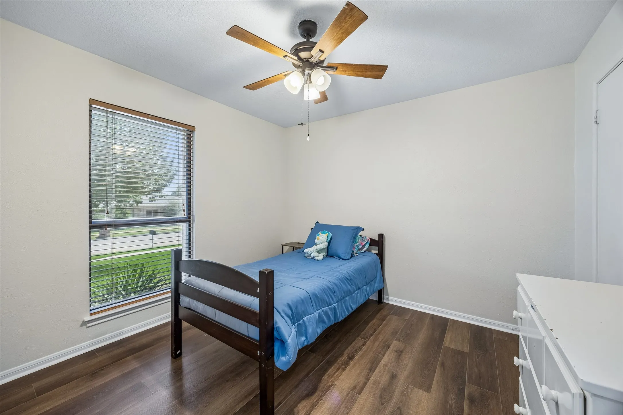 Single Family Residence For Sale in Denton County , 1725 Mayflower Drive, Carrollton, Texas 75007, 3 Bedroom, 2 Bathroom, 2 Garage spaces, 1,783 Sqft, built in 1983, mls#21323372, Real Estate Agent in Carrollton, Homes For Sale in Denton county, Homes For Sale in Carrollton, Realtor in Carrollton Texas, Real Estate Brokerage Independent Realty Texas, Luminita Cordes Realtor