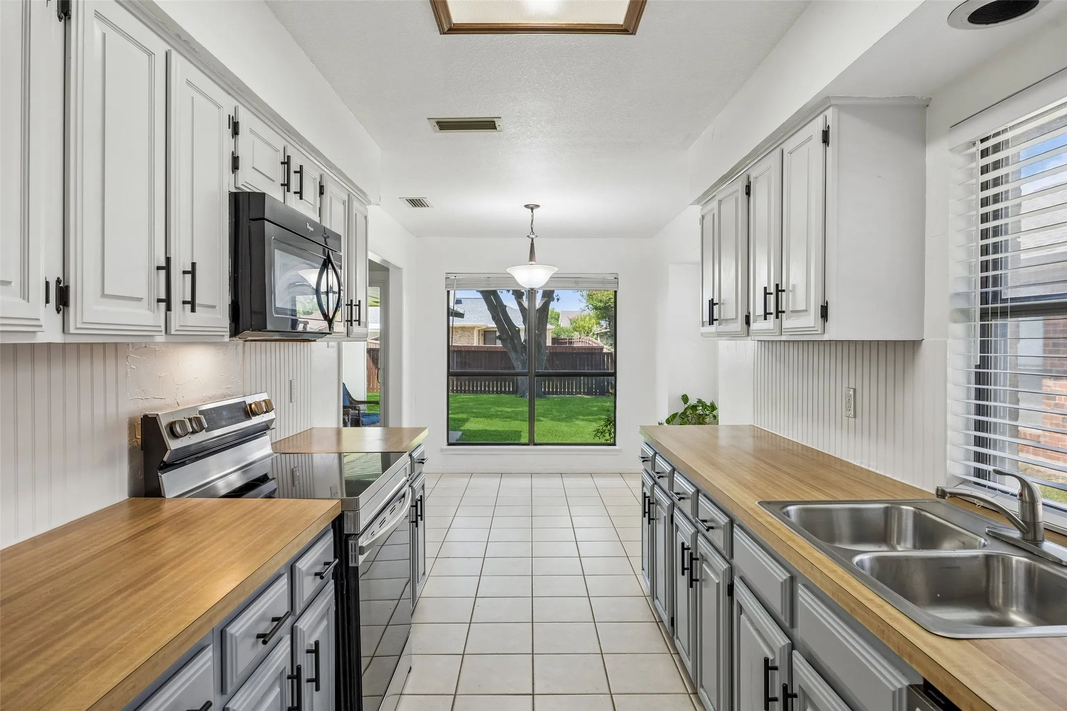 Single Family Residence For Sale in Denton County , 1725 Mayflower Drive, Carrollton, Texas 75007, 3 Bedroom, 2 Bathroom, 2 Garage spaces, 1,783 Sqft, built in 1983, mls#21323372, Real Estate Agent in Carrollton, Homes For Sale in Denton county, Homes For Sale in Carrollton, Realtor in Carrollton Texas, Real Estate Brokerage Independent Realty Texas, Luminita Cordes Realtor