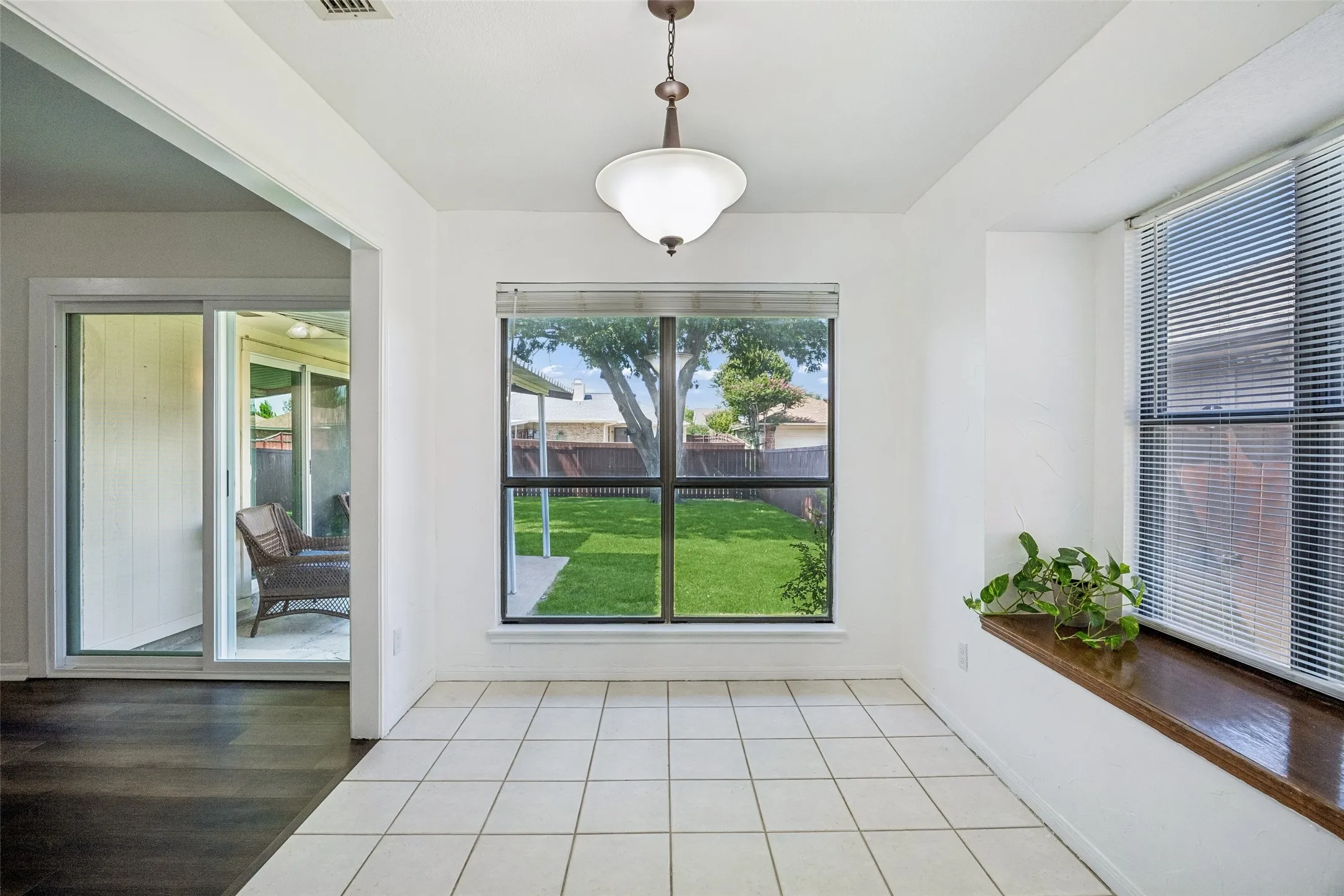 Single Family Residence For Sale in Denton County , 1725 Mayflower Drive, Carrollton, Texas 75007, 3 Bedroom, 2 Bathroom, 2 Garage spaces, 1,783 Sqft, built in 1983, mls#21323372, Real Estate Agent in Carrollton, Homes For Sale in Denton county, Homes For Sale in Carrollton, Realtor in Carrollton Texas, Real Estate Brokerage Independent Realty Texas, Luminita Cordes Realtor