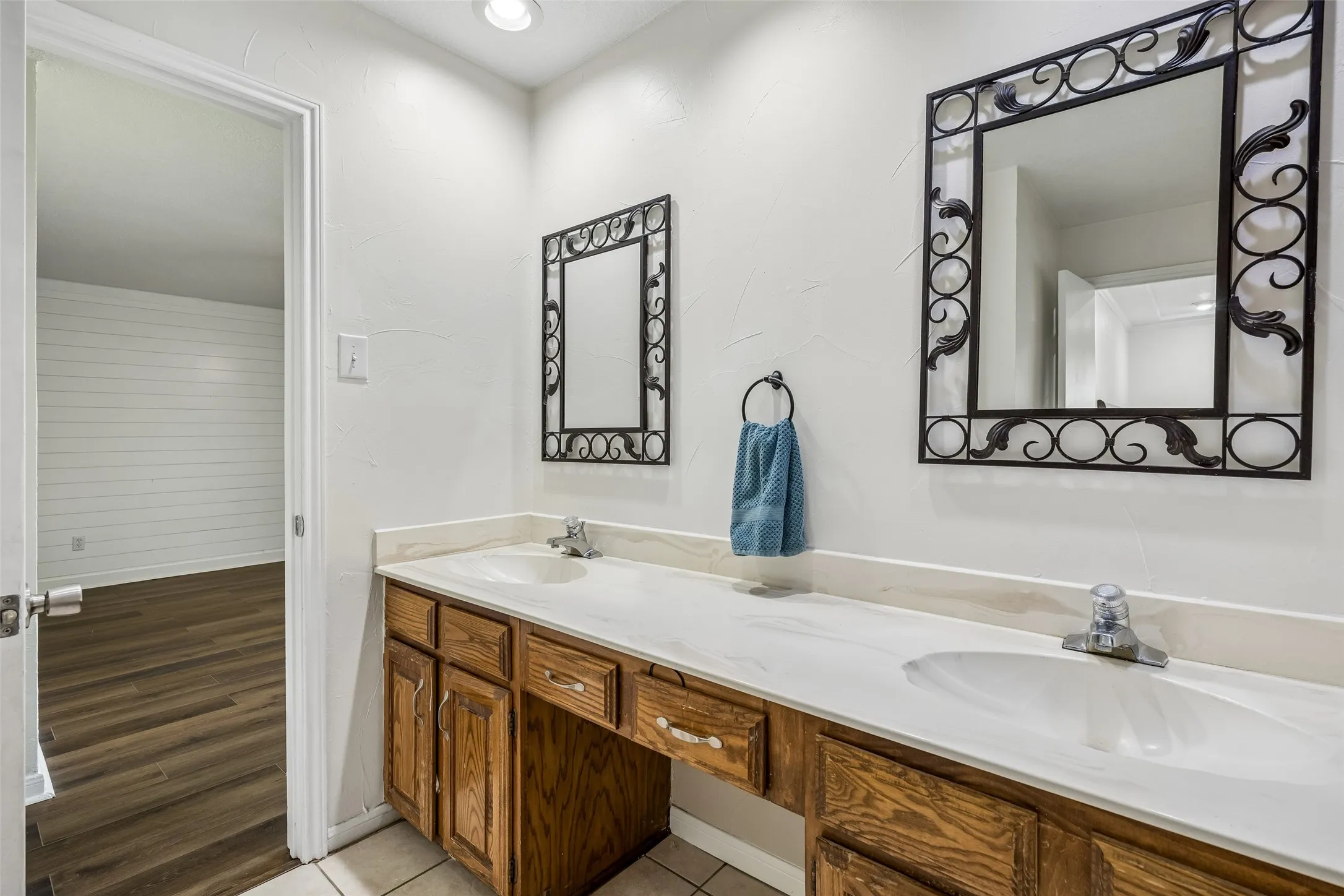 Single Family Residence For Sale in Denton County , 1725 Mayflower Drive, Carrollton, Texas 75007, 3 Bedroom, 2 Bathroom, 2 Garage spaces, 1,783 Sqft, built in 1983, mls#21323372, Real Estate Agent in Carrollton, Homes For Sale in Denton county, Homes For Sale in Carrollton, Realtor in Carrollton Texas, Real Estate Brokerage Independent Realty Texas, Luminita Cordes Realtor