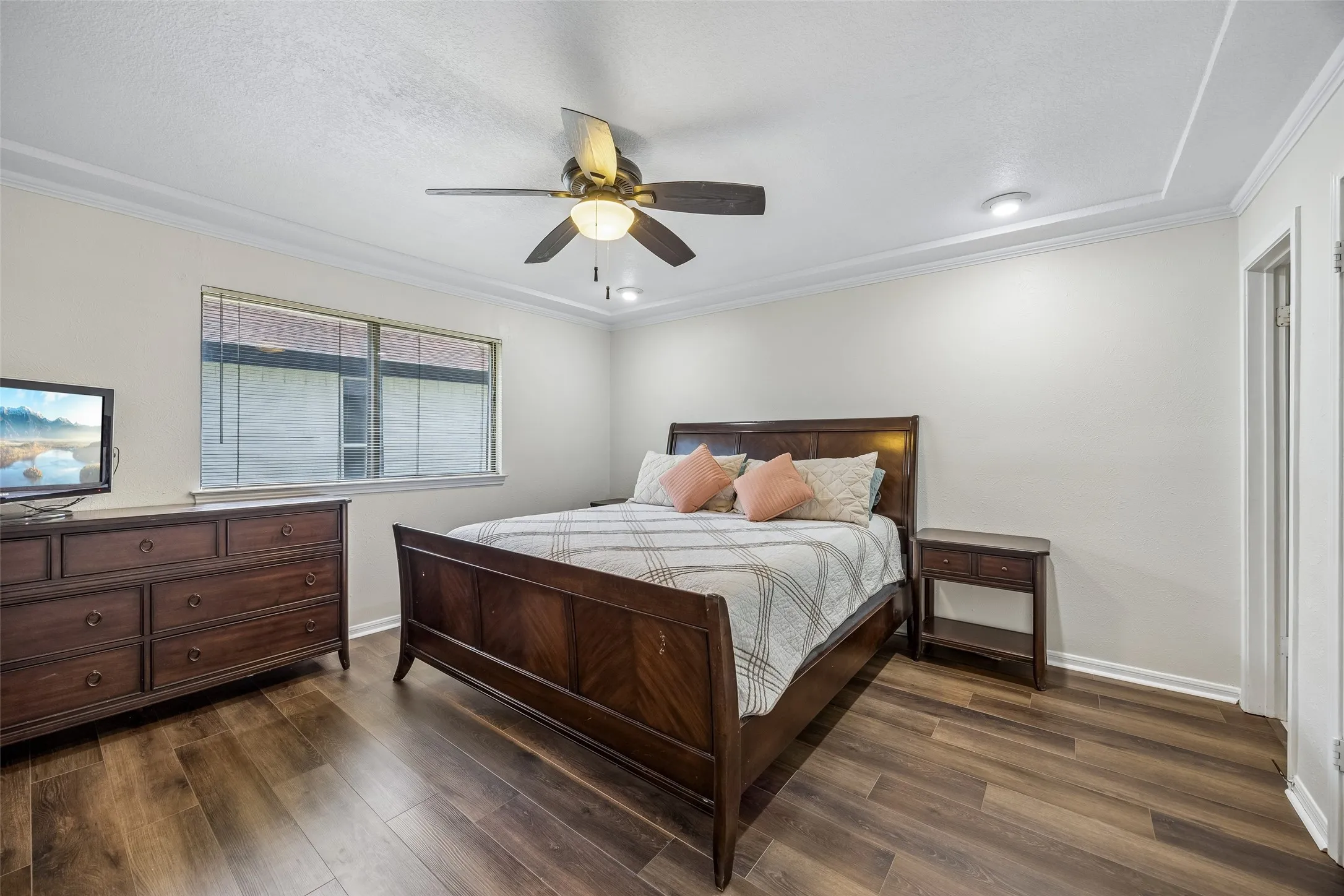 Single Family Residence For Sale in Denton County , 1725 Mayflower Drive, Carrollton, Texas 75007, 3 Bedroom, 2 Bathroom, 2 Garage spaces, 1,783 Sqft, built in 1983, mls#21323372, Real Estate Agent in Carrollton, Homes For Sale in Denton county, Homes For Sale in Carrollton, Realtor in Carrollton Texas, Real Estate Brokerage Independent Realty Texas, Luminita Cordes Realtor