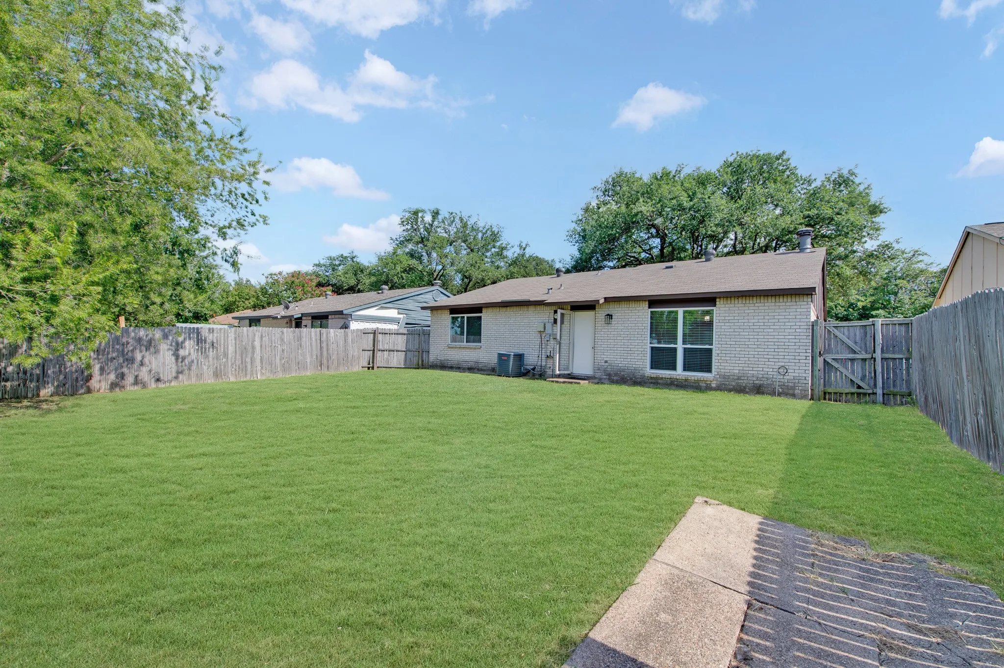 Single Family Residence For Sale in Collin County , 555 Hawthorne Drive, Allen, Texas 75002, 3 Bedroom, 2 Bathroom, 1 Garage spaces, 1,260 Sqft, built in 1976, mls#21327210, Real Estate Agent in Allen, Homes For Sale in Collin county, Homes For Sale in Allen, Realtor in Allen Texas, Real Estate Brokerage Independent Realty Texas, Luminita Cordes Realtor