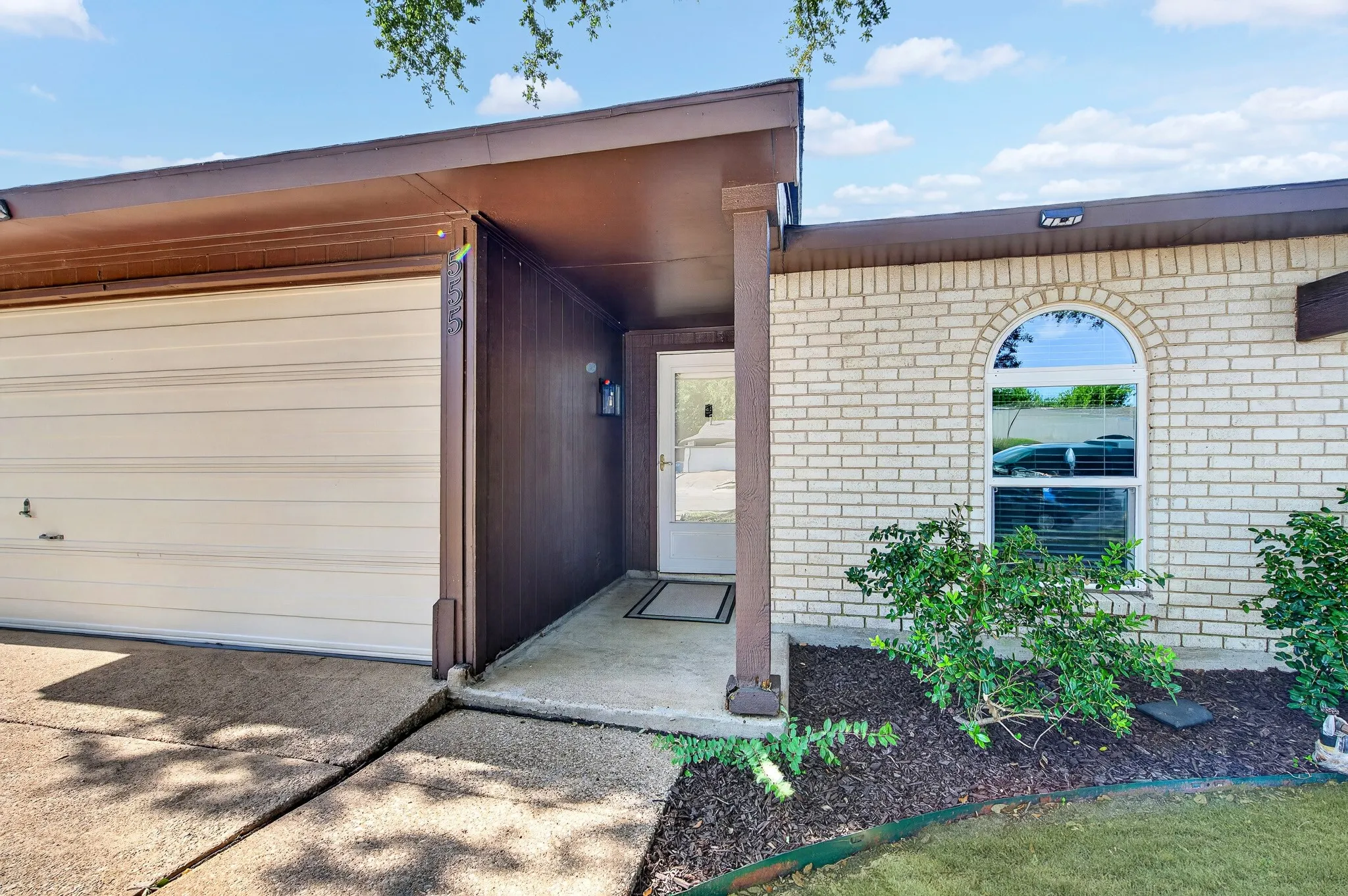 Single Family Residence For Sale in Collin County , 555 Hawthorne Drive, Allen, Texas 75002, 3 Bedroom, 2 Bathroom, 1 Garage spaces, 1,260 Sqft, built in 1976, mls#21327210, Real Estate Agent in Allen, Homes For Sale in Collin county, Homes For Sale in Allen, Realtor in Allen Texas, Real Estate Brokerage Independent Realty Texas, Luminita Cordes Realtor