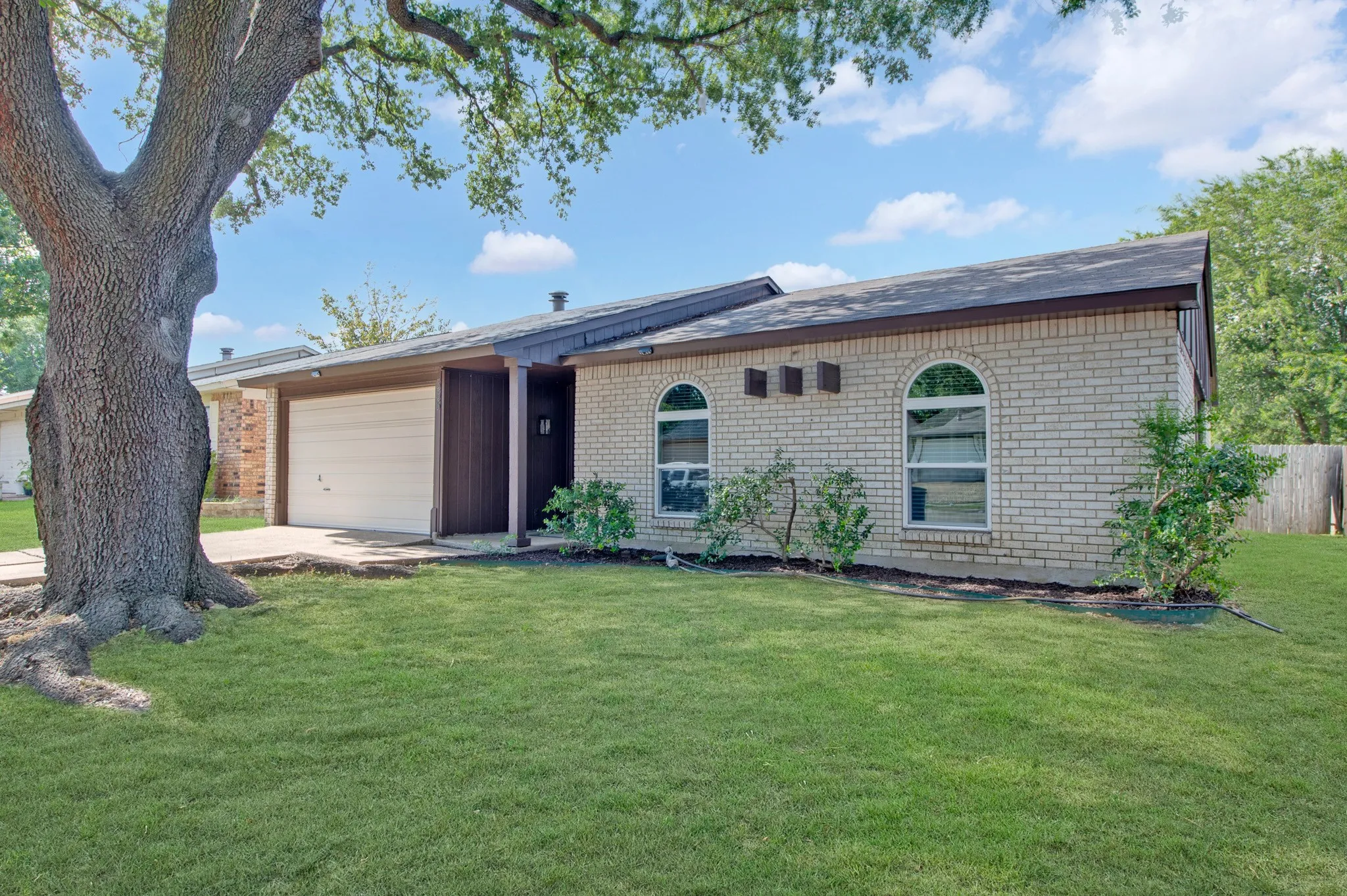 Single Family Residence For Sale in Collin County , 555 Hawthorne Drive, Allen, Texas 75002, 3 Bedroom, 2 Bathroom, 1 Garage spaces, 1,260 Sqft, built in 1976, mls#21327210, Real Estate Agent in Allen, Homes For Sale in Collin county, Homes For Sale in Allen, Realtor in Allen Texas, Real Estate Brokerage Independent Realty Texas, Luminita Cordes Realtor