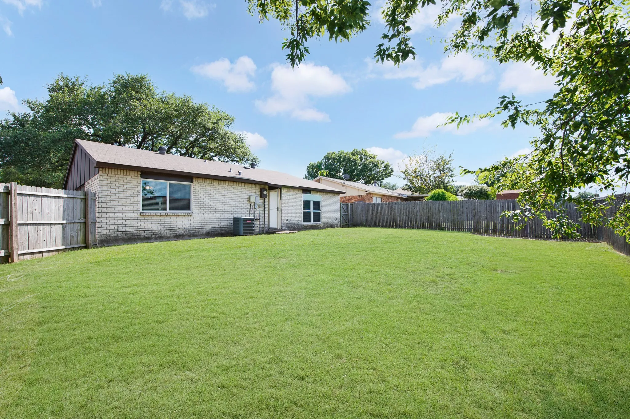Single Family Residence For Sale in Collin County , 555 Hawthorne Drive, Allen, Texas 75002, 3 Bedroom, 2 Bathroom, 1 Garage spaces, 1,260 Sqft, built in 1976, mls#21327210, Real Estate Agent in Allen, Homes For Sale in Collin county, Homes For Sale in Allen, Realtor in Allen Texas, Real Estate Brokerage Independent Realty Texas, Luminita Cordes Realtor