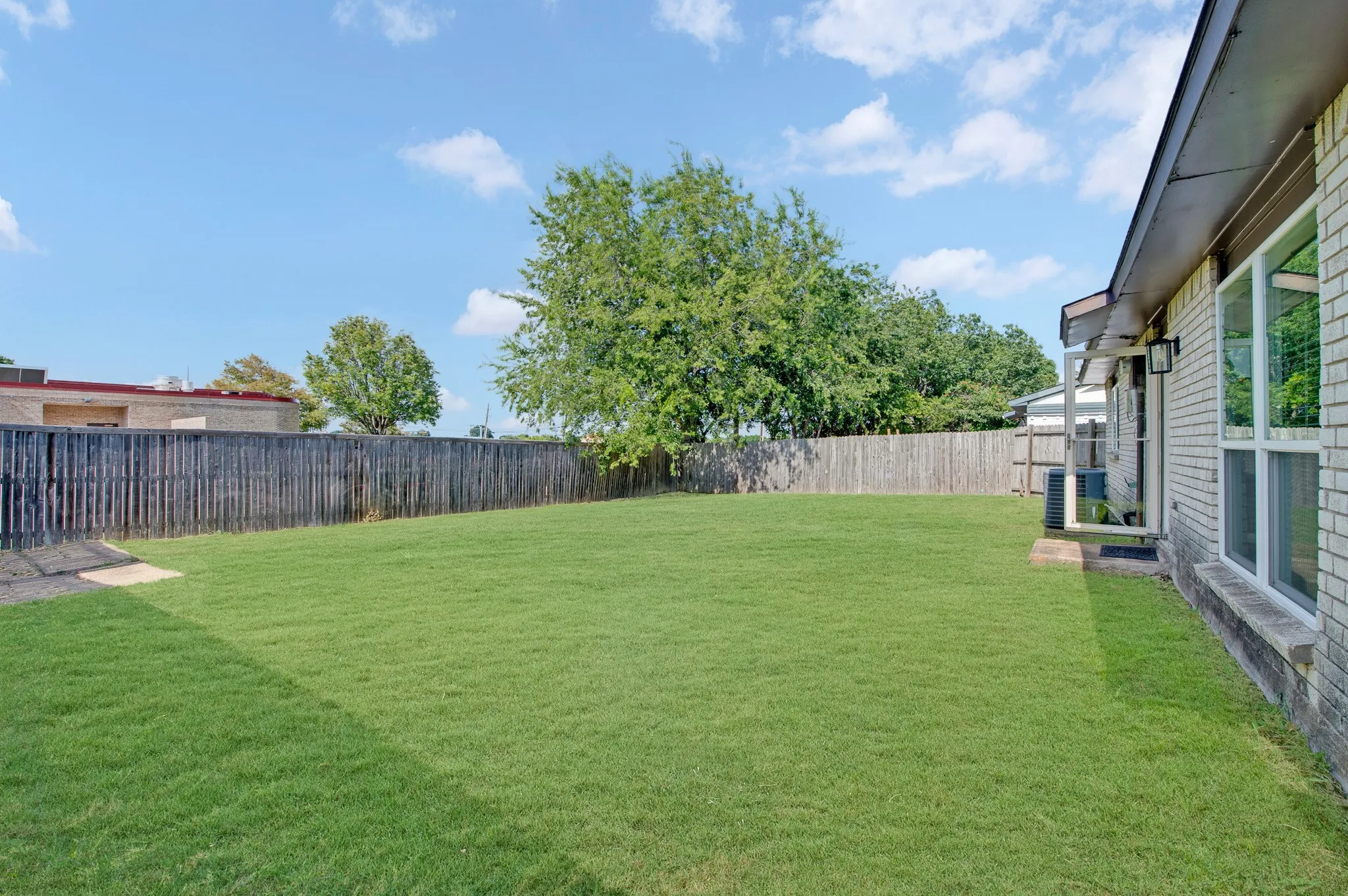 Single Family Residence For Sale in Collin County , 555 Hawthorne Drive, Allen, Texas 75002, 3 Bedroom, 2 Bathroom, 1 Garage spaces, 1,260 Sqft, built in 1976, mls#21327210, Real Estate Agent in Allen, Homes For Sale in Collin county, Homes For Sale in Allen, Realtor in Allen Texas, Real Estate Brokerage Independent Realty Texas, Luminita Cordes Realtor