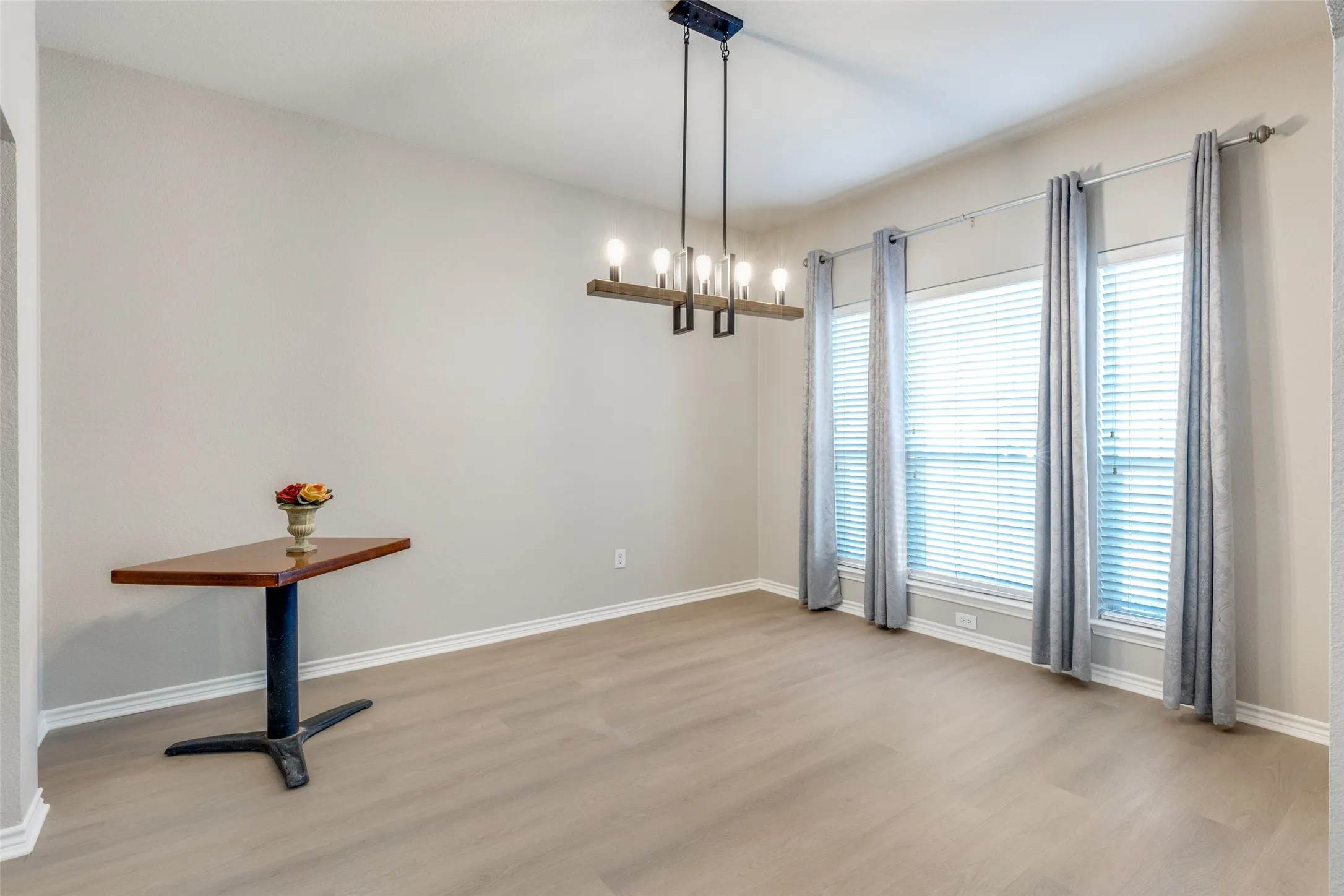 Single Family Residence For Rent in Tarrant County , 921 Corry A Edwards Drive, Kennedale, Texas 76060, 3 Bedrooms, 3 Bathrooms, 2 Garage spaces, 2,350 Sqft, built in 2003, Price $2,499, mls#21315348, Real Estate Agent in Kennedale, Homes For Rent in Tarrant county, Homes For Rent in Kennedale, Realtor in Kennedale Texas, Real Estate Brokerage Independent Realty Texas, Luminita Cordes Realtor