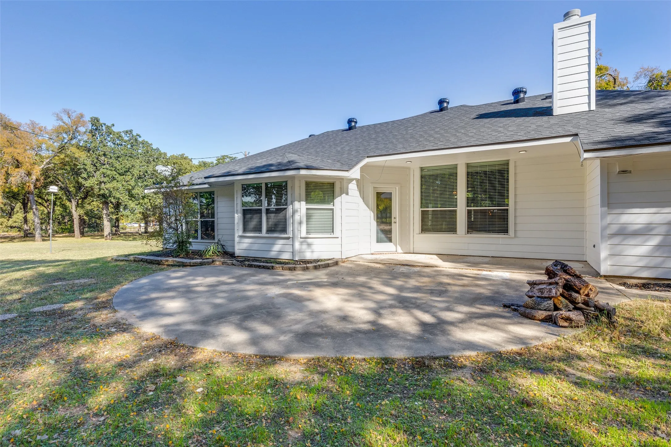 Single Family Residence For Rent in Tarrant County , 921 Corry A Edwards Drive, Kennedale, Texas 76060, 3 Bedrooms, 3 Bathrooms, 2 Garage spaces, 2,350 Sqft, built in 2003, Price $2,499, mls#21315348, Real Estate Agent in Kennedale, Homes For Rent in Tarrant county, Homes For Rent in Kennedale, Realtor in Kennedale Texas, Real Estate Brokerage Independent Realty Texas, Luminita Cordes Realtor
