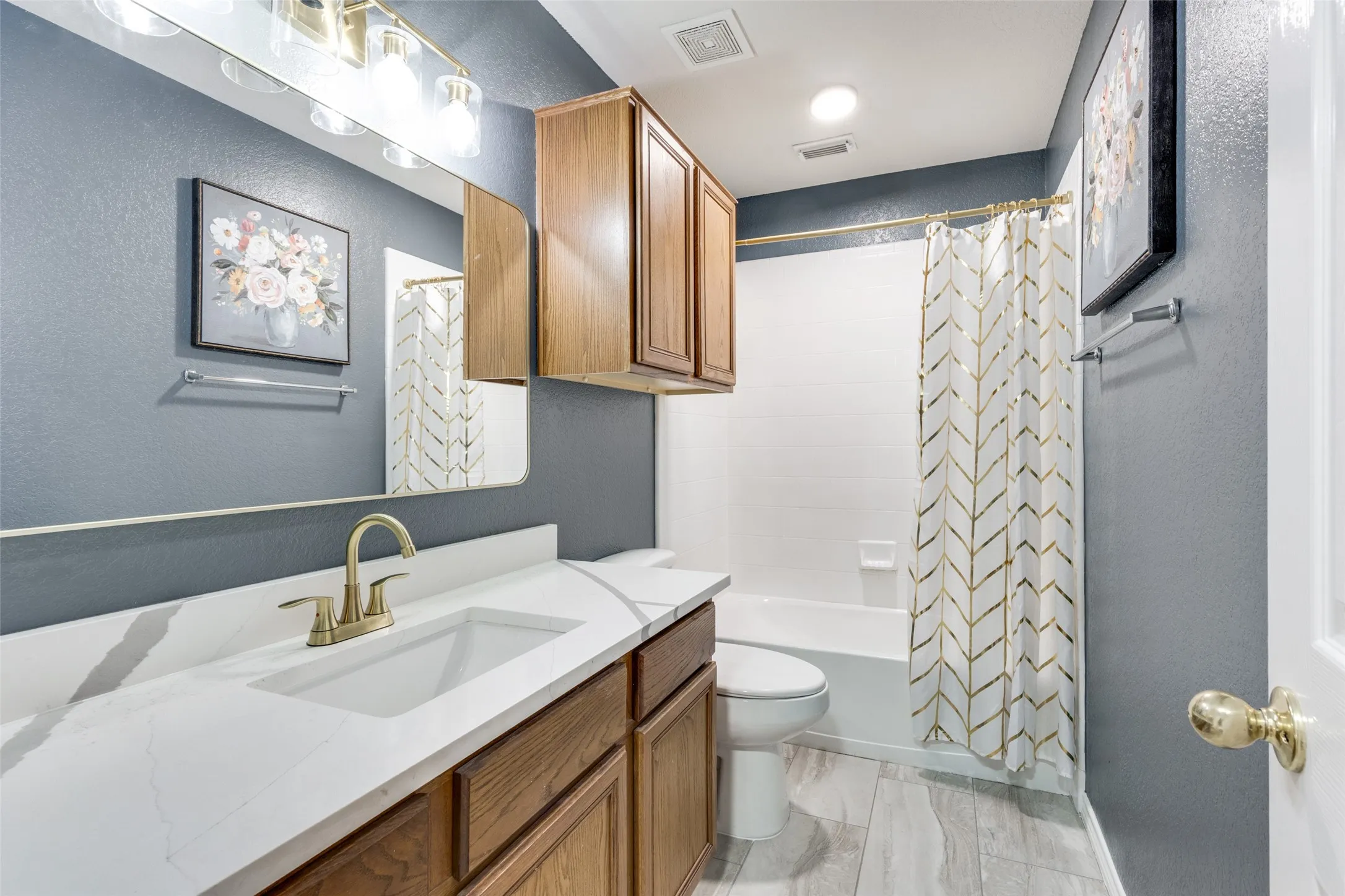 Single Family Residence For Rent in Tarrant County , 921 Corry A Edwards Drive, Kennedale, Texas 76060, 3 Bedrooms, 3 Bathrooms, 2 Garage spaces, 2,350 Sqft, built in 2003, Price $2,499, mls#21315348, Real Estate Agent in Kennedale, Homes For Rent in Tarrant county, Homes For Rent in Kennedale, Realtor in Kennedale Texas, Real Estate Brokerage Independent Realty Texas, Luminita Cordes Realtor