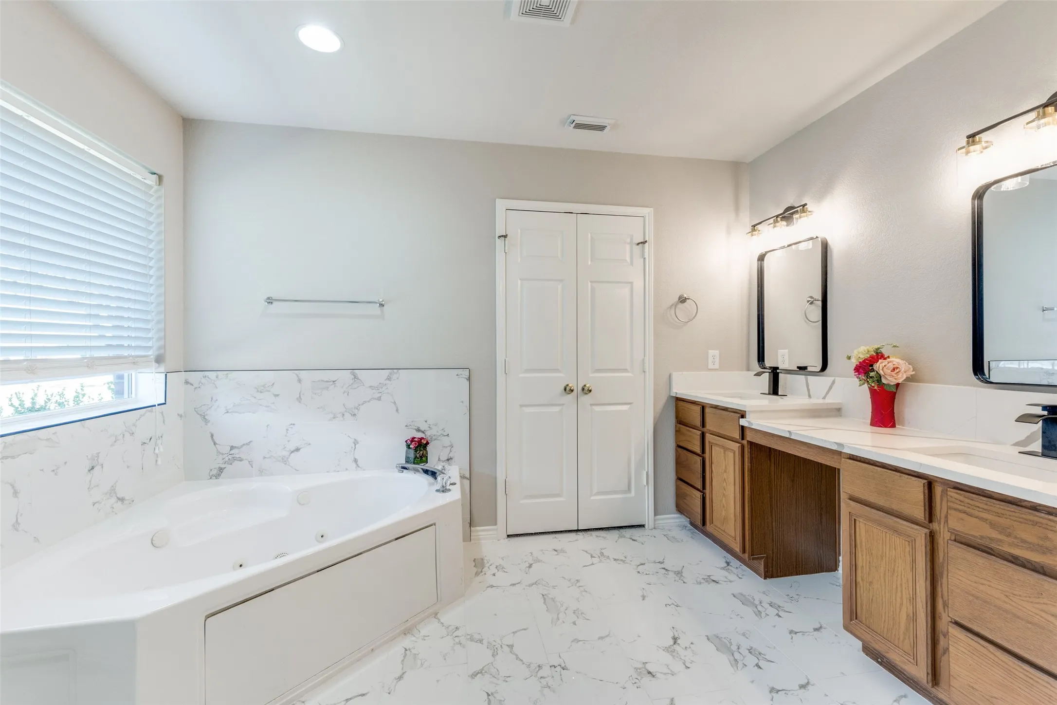Single Family Residence For Rent in Tarrant County , 921 Corry A Edwards Drive, Kennedale, Texas 76060, 3 Bedrooms, 3 Bathrooms, 2 Garage spaces, 2,350 Sqft, built in 2003, Price $2,499, mls#21315348, Real Estate Agent in Kennedale, Homes For Rent in Tarrant county, Homes For Rent in Kennedale, Realtor in Kennedale Texas, Real Estate Brokerage Independent Realty Texas, Luminita Cordes Realtor