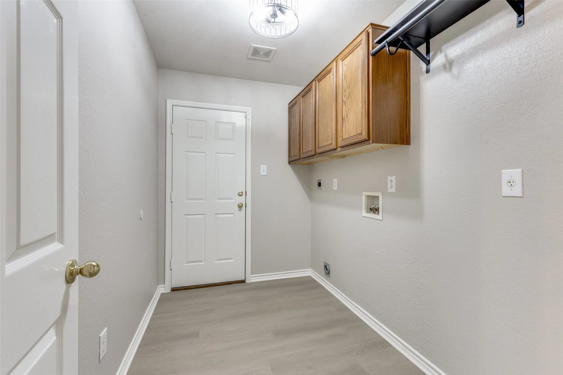 Single Family Residence For Rent in Tarrant County , 921 Corry A Edwards Drive, Kennedale, Texas 76060, 3 Bedrooms, 3 Bathrooms, 2 Garage spaces, 2,350 Sqft, built in 2003, Price $2,499, mls#21315348, Real Estate Agent in Kennedale, Homes For Rent in Tarrant county, Homes For Rent in Kennedale, Realtor in Kennedale Texas, Real Estate Brokerage Independent Realty Texas, Luminita Cordes Realtor