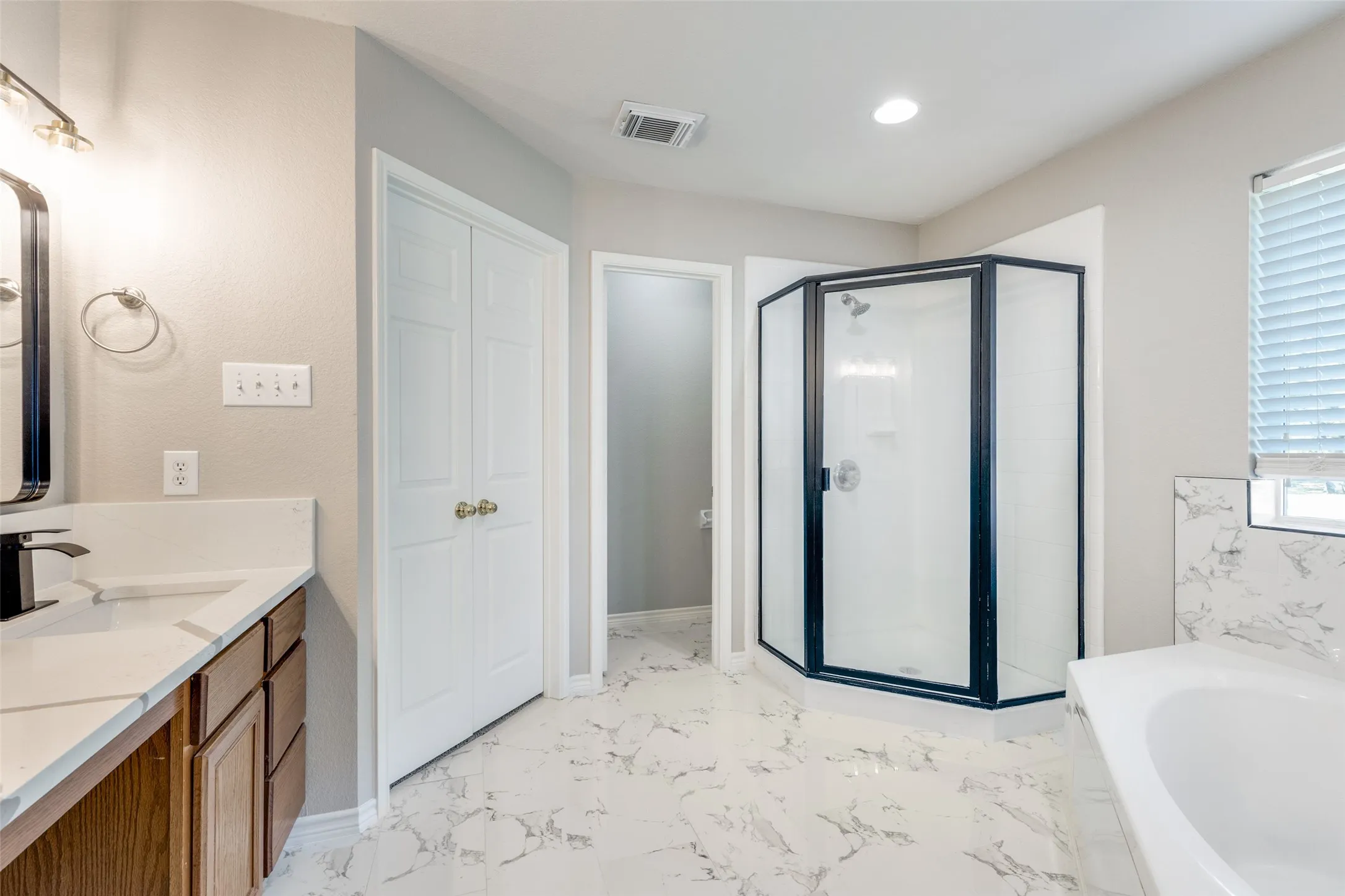 Single Family Residence For Rent in Tarrant County , 921 Corry A Edwards Drive, Kennedale, Texas 76060, 3 Bedrooms, 3 Bathrooms, 2 Garage spaces, 2,350 Sqft, built in 2003, Price $2,499, mls#21315348, Real Estate Agent in Kennedale, Homes For Rent in Tarrant county, Homes For Rent in Kennedale, Realtor in Kennedale Texas, Real Estate Brokerage Independent Realty Texas, Luminita Cordes Realtor