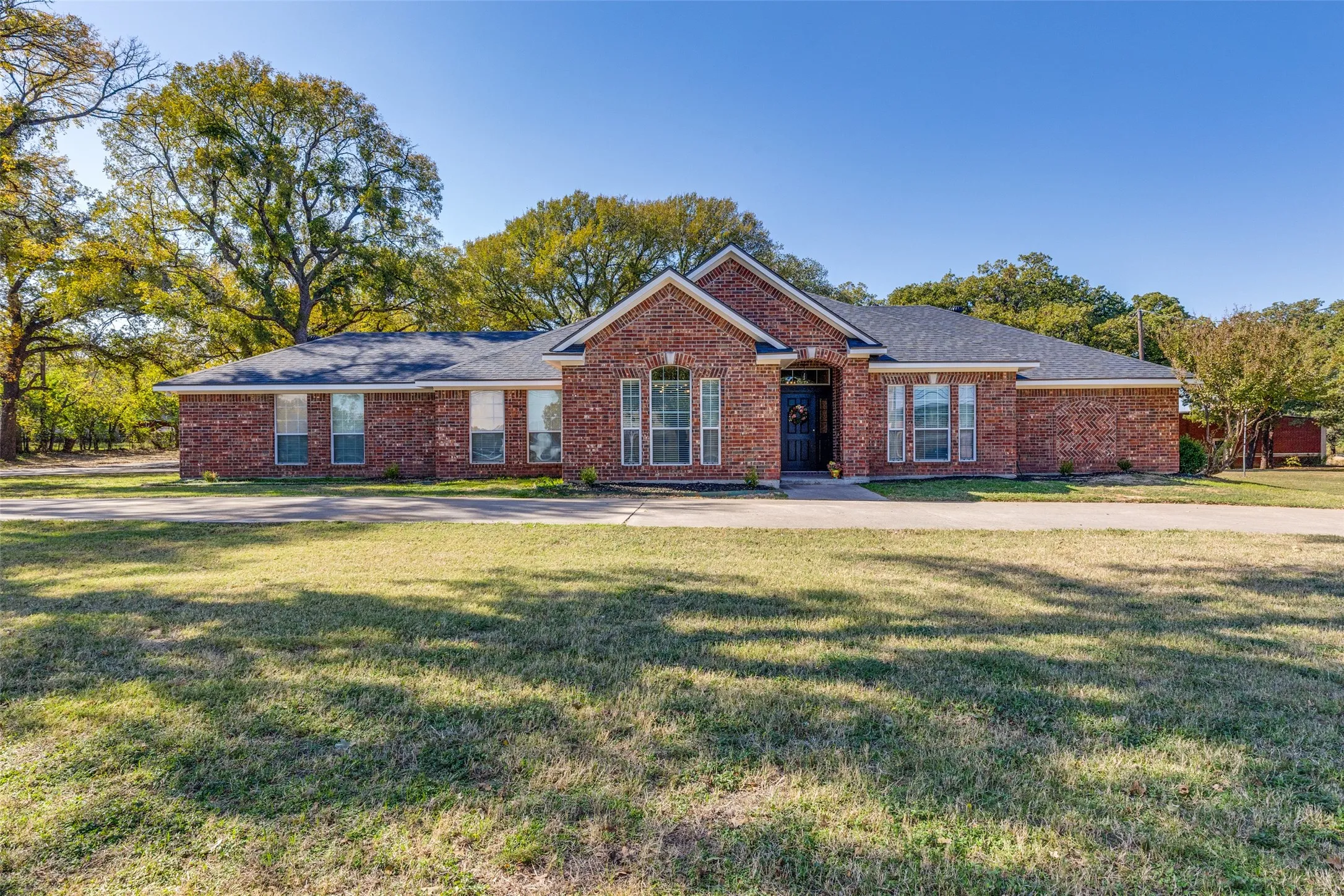 Single Family Residence For Rent in Tarrant County , 921 Corry A Edwards Drive, Kennedale, Texas 76060, 3 Bedrooms, 3 Bathrooms, 2 Garage spaces, 2,350 Sqft, built in 2003, Price $2,499, mls#21315348, Real Estate Agent in Kennedale, Homes For Rent in Tarrant county, Homes For Rent in Kennedale, Realtor in Kennedale Texas, Real Estate Brokerage Independent Realty Texas, Luminita Cordes Realtor