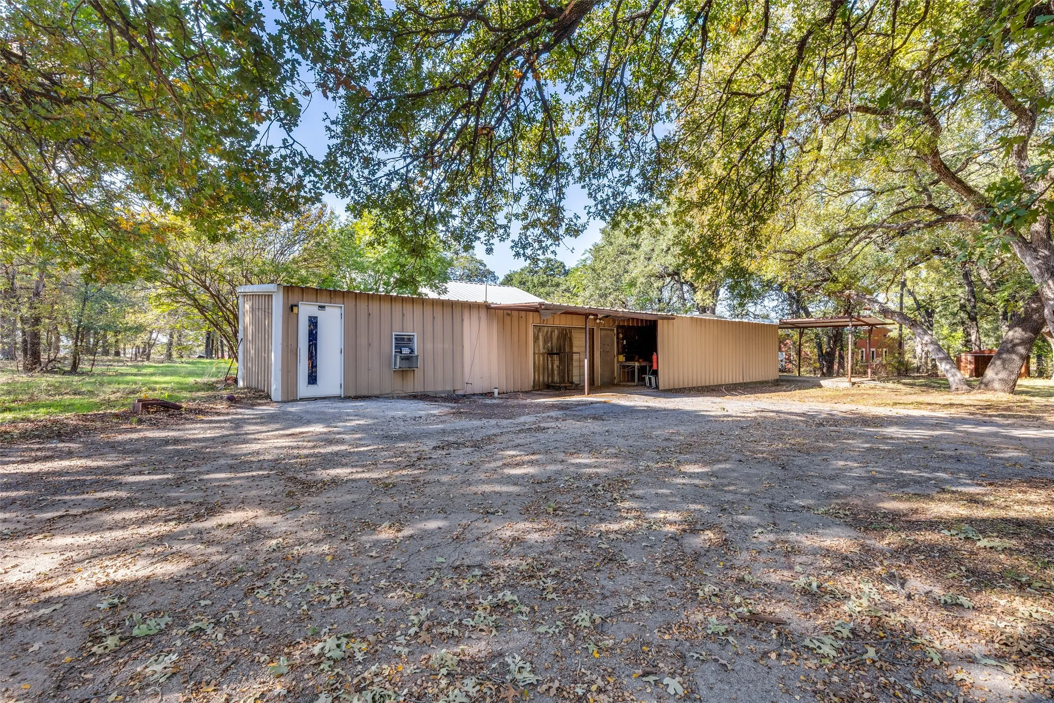Single Family Residence For Rent in Tarrant County , 921 Corry A Edwards Drive, Kennedale, Texas 76060, 3 Bedrooms, 3 Bathrooms, 2 Garage spaces, 2,350 Sqft, built in 2003, Price $2,499, mls#21315348, Real Estate Agent in Kennedale, Homes For Rent in Tarrant county, Homes For Rent in Kennedale, Realtor in Kennedale Texas, Real Estate Brokerage Independent Realty Texas, Luminita Cordes Realtor