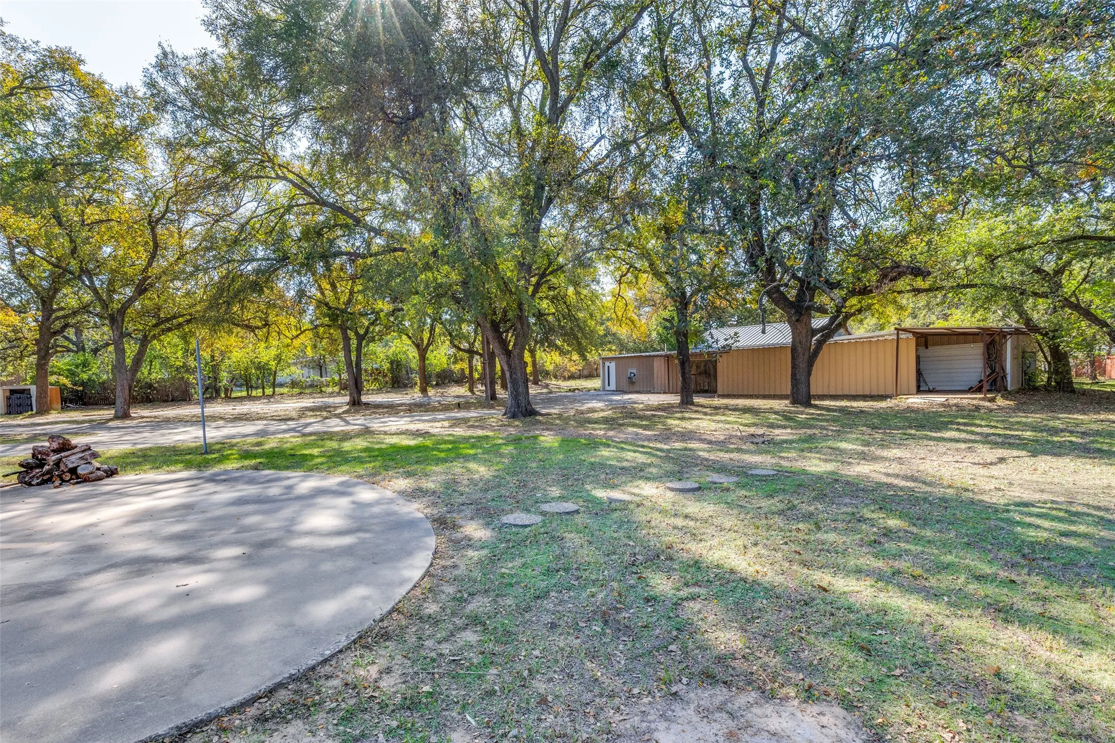 Single Family Residence For Rent in Tarrant County , 921 Corry A Edwards Drive, Kennedale, Texas 76060, 3 Bedrooms, 3 Bathrooms, 2 Garage spaces, 2,350 Sqft, built in 2003, Price $2,499, mls#21315348, Real Estate Agent in Kennedale, Homes For Rent in Tarrant county, Homes For Rent in Kennedale, Realtor in Kennedale Texas, Real Estate Brokerage Independent Realty Texas, Luminita Cordes Realtor