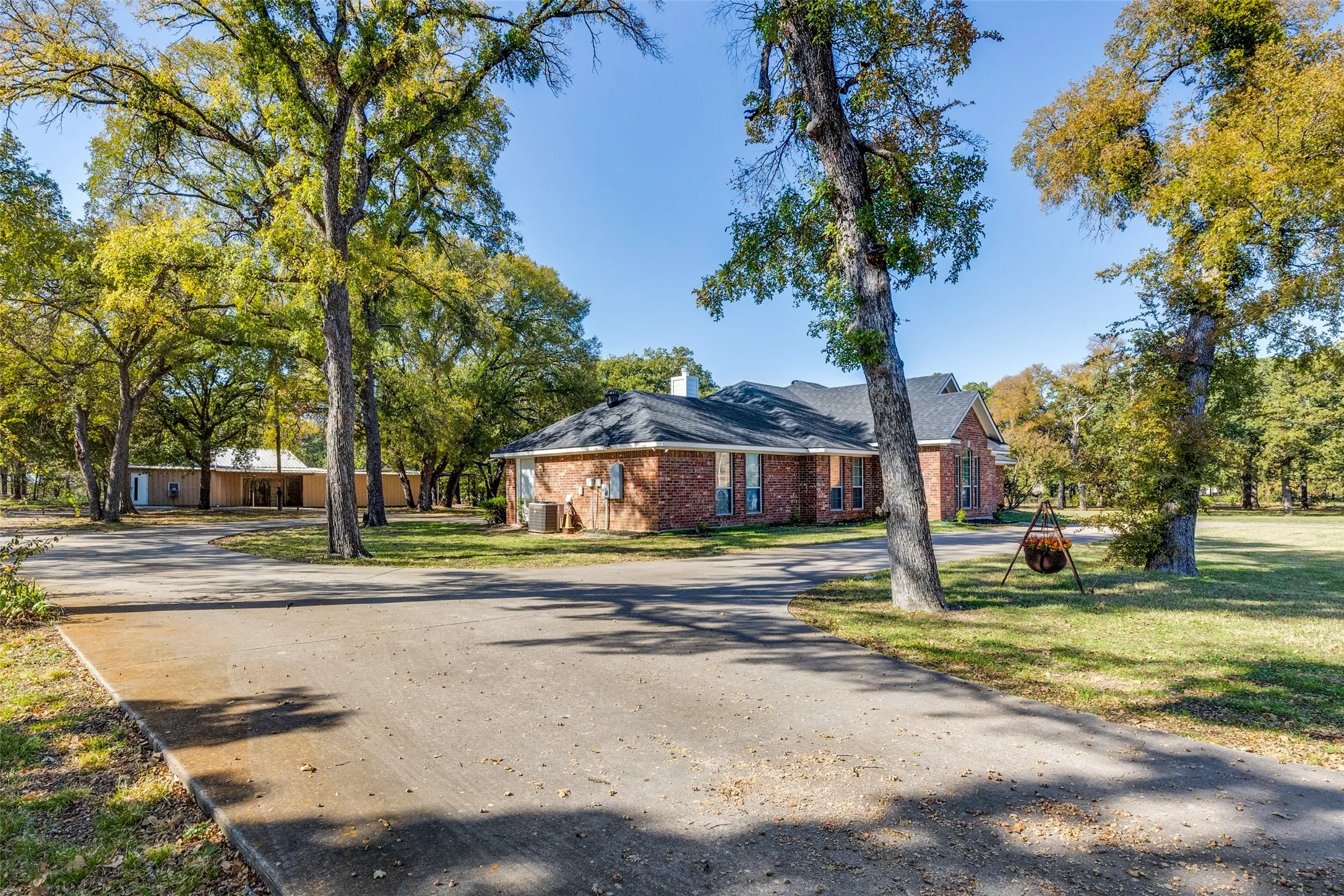 Single Family Residence For Rent in Tarrant County , 921 Corry A Edwards Drive, Kennedale, Texas 76060, 3 Bedrooms, 3 Bathrooms, 2 Garage spaces, 2,350 Sqft, built in 2003, Price $2,499, mls#21315348, Real Estate Agent in Kennedale, Homes For Rent in Tarrant county, Homes For Rent in Kennedale, Realtor in Kennedale Texas, Real Estate Brokerage Independent Realty Texas, Luminita Cordes Realtor