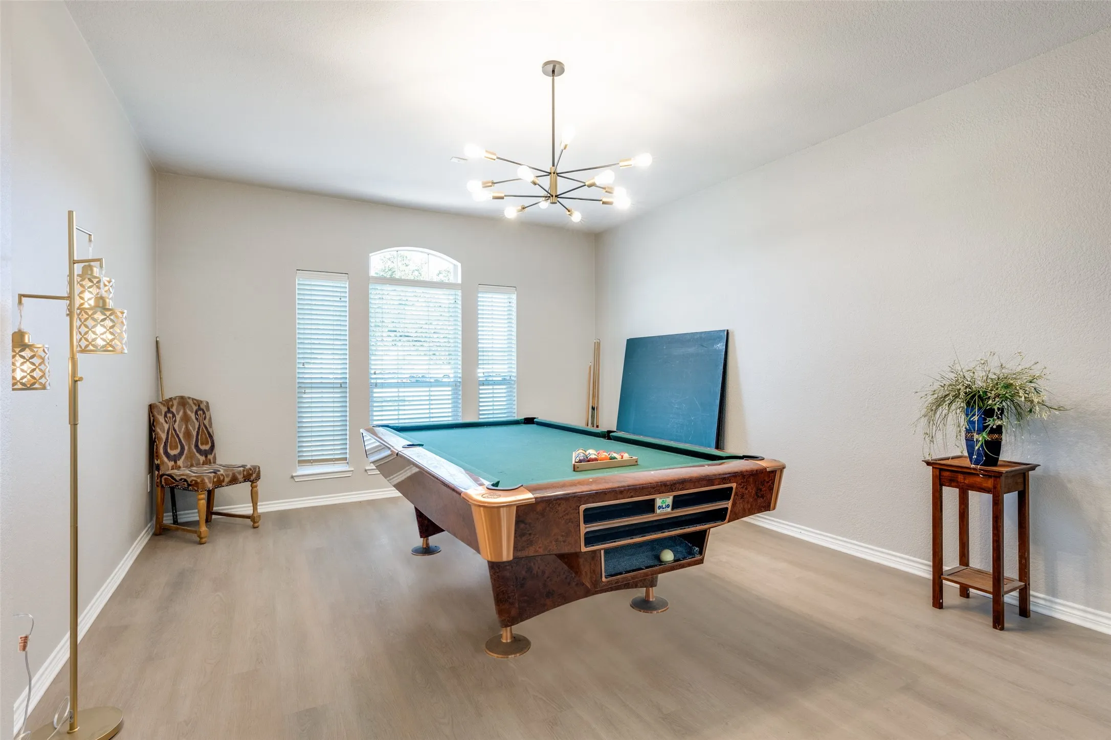 Single Family Residence For Rent in Tarrant County , 921 Corry A Edwards Drive, Kennedale, Texas 76060, 3 Bedrooms, 3 Bathrooms, 2 Garage spaces, 2,350 Sqft, built in 2003, Price $2,499, mls#21315348, Real Estate Agent in Kennedale, Homes For Rent in Tarrant county, Homes For Rent in Kennedale, Realtor in Kennedale Texas, Real Estate Brokerage Independent Realty Texas, Luminita Cordes Realtor