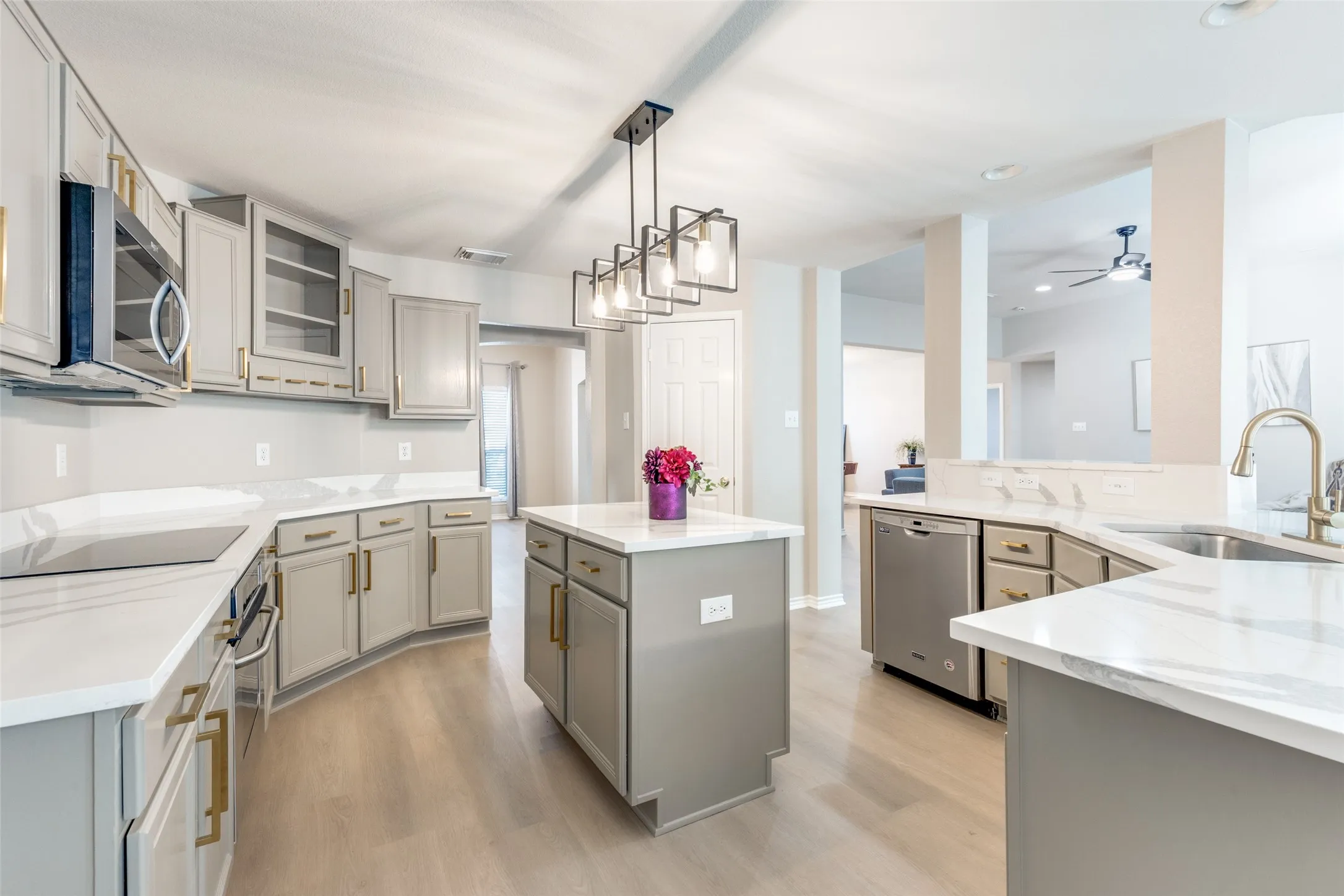 Single Family Residence For Rent in Tarrant County , 921 Corry A Edwards Drive, Kennedale, Texas 76060, 3 Bedrooms, 3 Bathrooms, 2 Garage spaces, 2,350 Sqft, built in 2003, Price $2,499, mls#21315348, Real Estate Agent in Kennedale, Homes For Rent in Tarrant county, Homes For Rent in Kennedale, Realtor in Kennedale Texas, Real Estate Brokerage Independent Realty Texas, Luminita Cordes Realtor