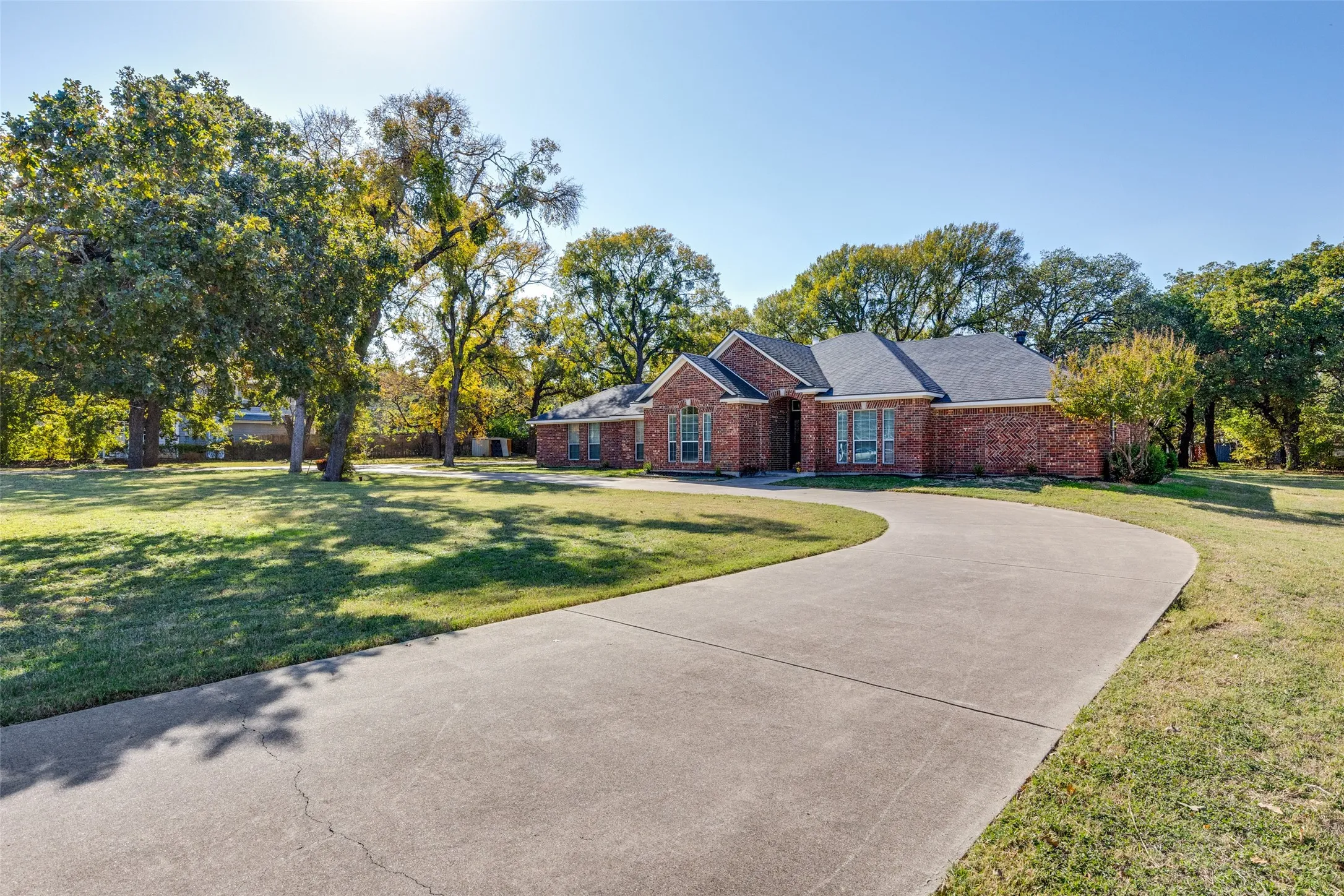 Single Family Residence For Rent in Tarrant County , 921 Corry A Edwards Drive, Kennedale, Texas 76060, 3 Bedrooms, 3 Bathrooms, 2 Garage spaces, 2,350 Sqft, built in 2003, Price $2,499, mls#21315348, Real Estate Agent in Kennedale, Homes For Rent in Tarrant county, Homes For Rent in Kennedale, Realtor in Kennedale Texas, Real Estate Brokerage Independent Realty Texas, Luminita Cordes Realtor
