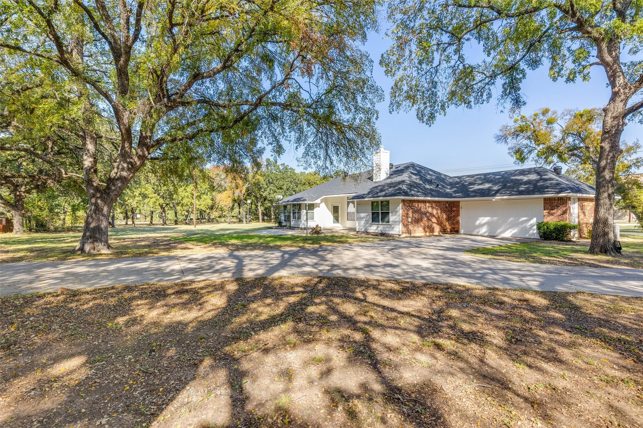 Single Family Residence For Rent in Tarrant County , 921 Corry A Edwards Drive, Kennedale, Texas 76060, 3 Bedrooms, 3 Bathrooms, 2 Garage spaces, 2,350 Sqft, built in 2003, Price $2,499, mls#21315348, Real Estate Agent in Kennedale, Homes For Rent in Tarrant county, Homes For Rent in Kennedale, Realtor in Kennedale Texas, Real Estate Brokerage Independent Realty Texas, Luminita Cordes Realtor