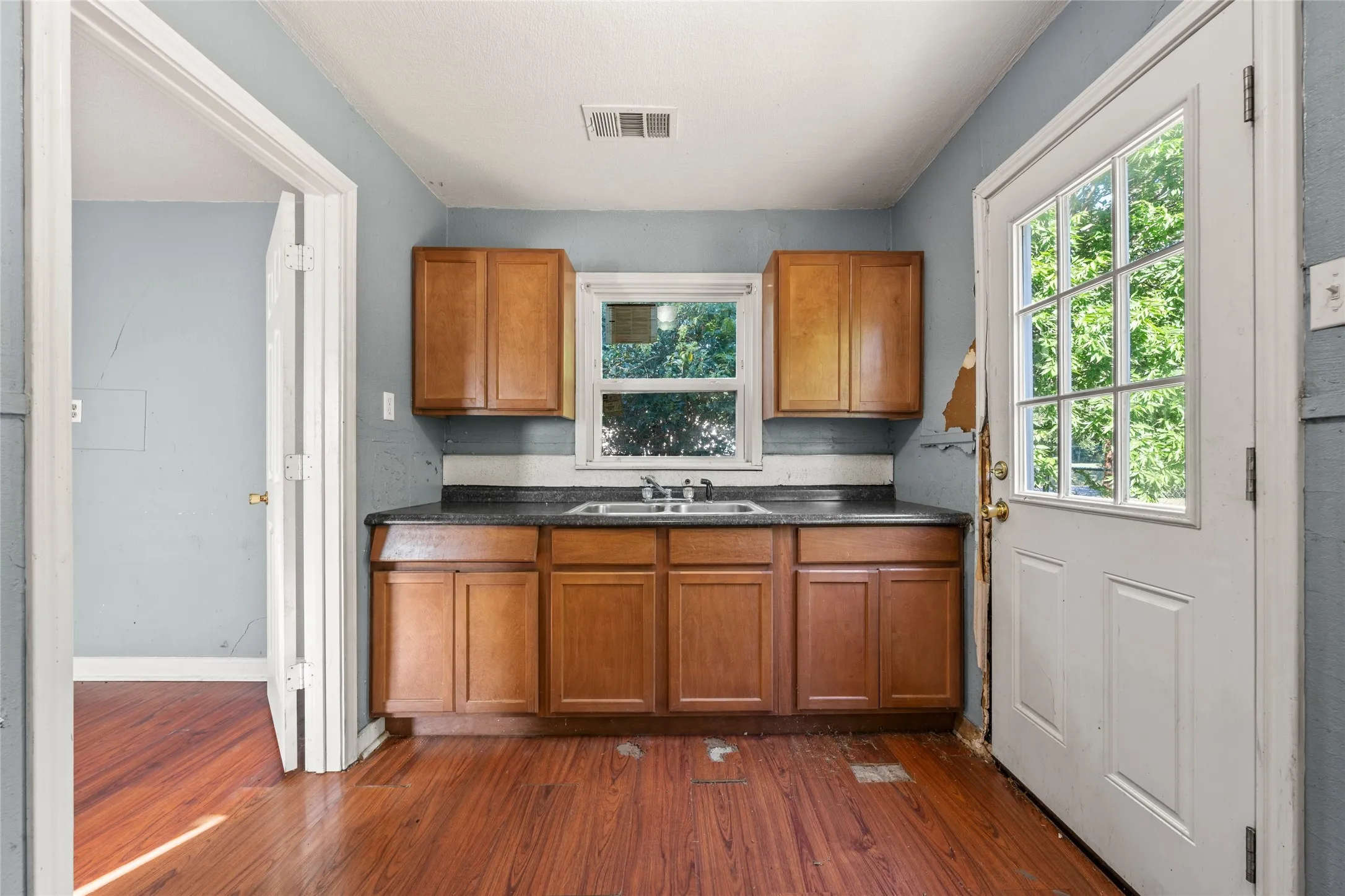 Single Family Residence For Sale in Mc Lennan County , 2225 Mitchell Avenue, Waco, Texas 76708, 2 Bedroom, 1 Bathroom, Garage spaces, 768 Sqft, built in 1945, mls#21326930, Real Estate Agent in Waco, Homes For Sale in Mc Lennan county, Homes For Sale in Waco, Realtor in Waco Texas, Real Estate Brokerage Independent Realty Texas, Luminita Cordes Realtor
