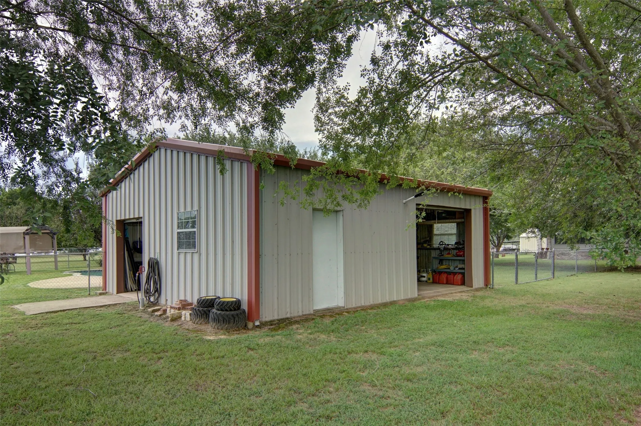 Single Family Residence For Sale in Rains County , 4189 FM 2946, Emory, Texas 75440, 3 Bedroom, 3 Bathroom, 2 Garage spaces, 2,588 Sqft, built in 1985, mls#21327340, Real Estate Agent in Emory, Homes For Sale in Rains county, Homes For Sale in Emory, Realtor in Emory Texas, Real Estate Brokerage Independent Realty Texas, Luminita Cordes Realtor
