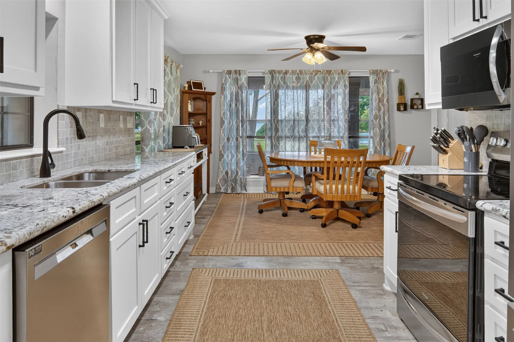 Single Family Residence For Sale in Rains County , 4189 FM 2946, Emory, Texas 75440, 3 Bedroom, 3 Bathroom, 2 Garage spaces, 2,588 Sqft, built in 1985, mls#21327340, Real Estate Agent in Emory, Homes For Sale in Rains county, Homes For Sale in Emory, Realtor in Emory Texas, Real Estate Brokerage Independent Realty Texas, Luminita Cordes Realtor
