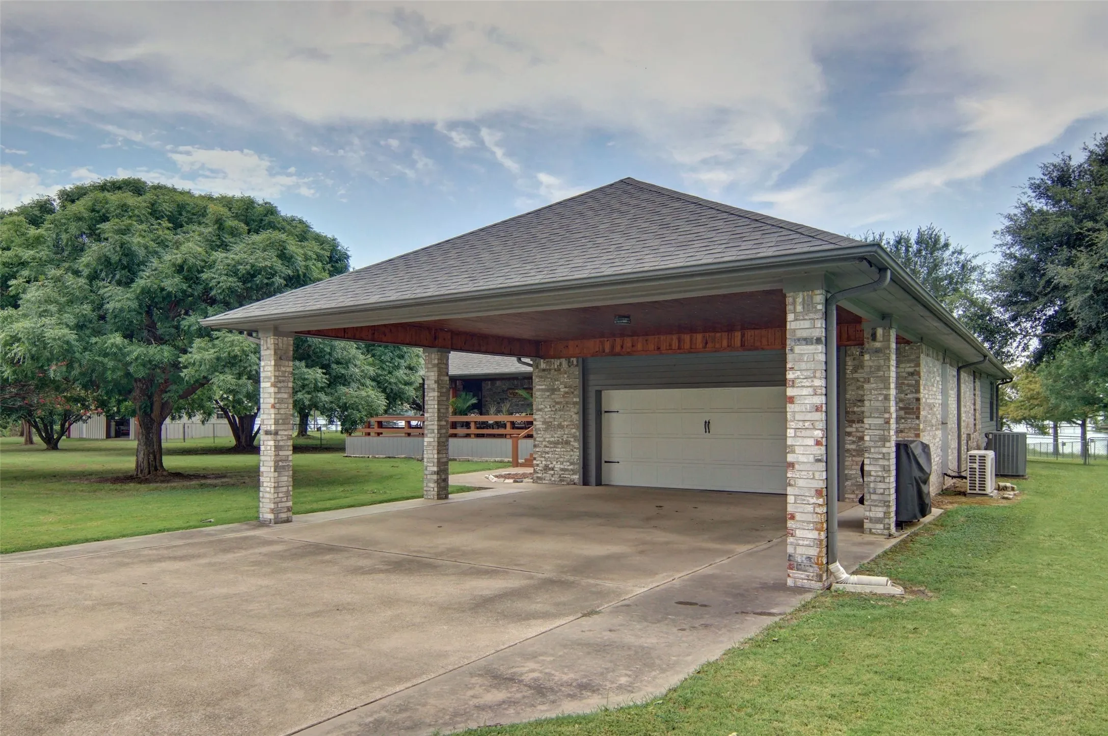 Single Family Residence For Sale in Rains County , 4189 FM 2946, Emory, Texas 75440, 3 Bedroom, 3 Bathroom, 2 Garage spaces, 2,588 Sqft, built in 1985, mls#21327340, Real Estate Agent in Emory, Homes For Sale in Rains county, Homes For Sale in Emory, Realtor in Emory Texas, Real Estate Brokerage Independent Realty Texas, Luminita Cordes Realtor