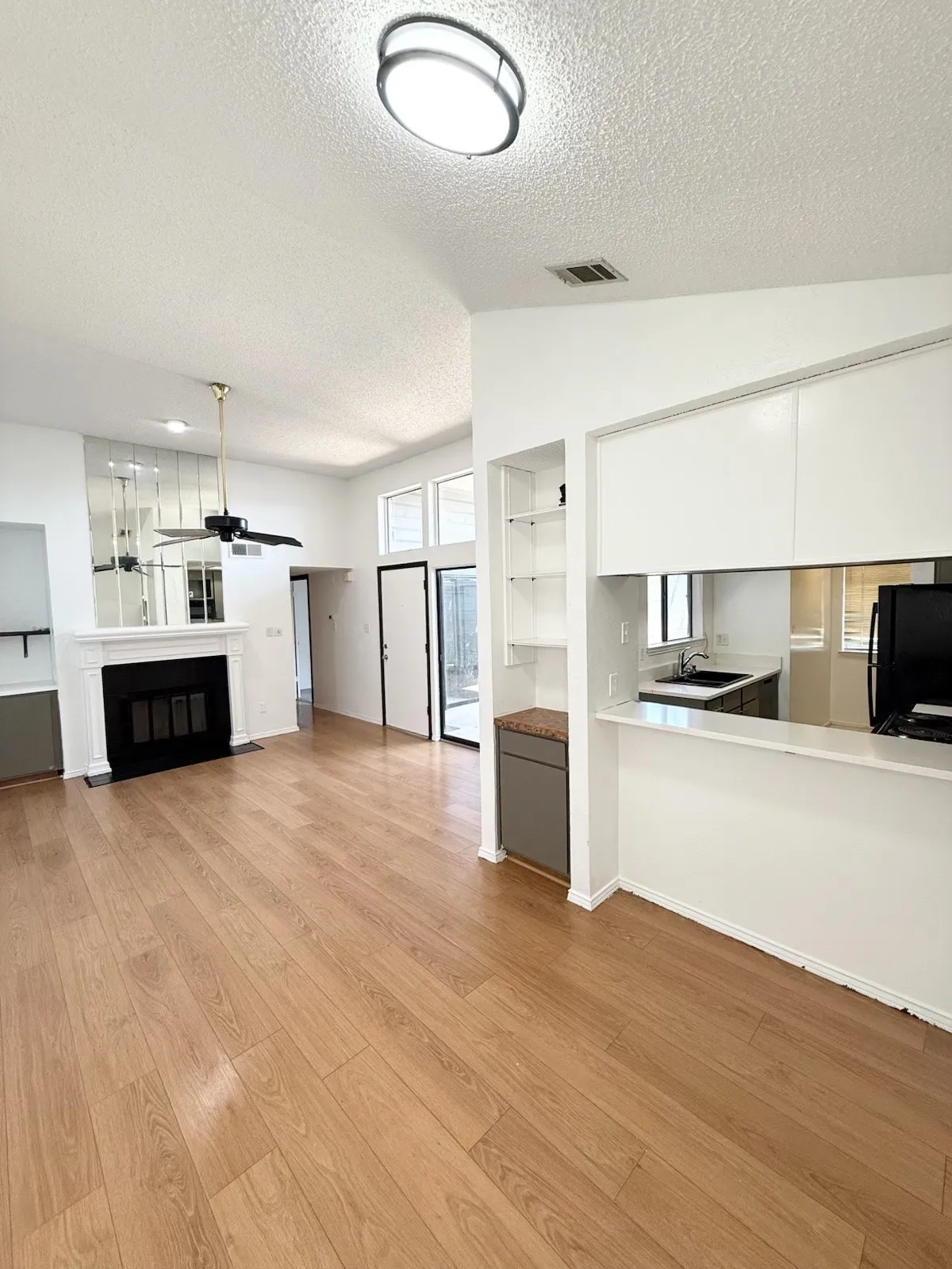 Condominium For Rent in Tarrant County , 606 Bellaire Drive A, Hurst, Texas 76053, 1 Bedroom, 1 Bathroom, Garage spaces, 795 Sqft, built in 1983, mls#21327022, Real Estate Agent in Hurst, Homes For Rent in Tarrant county, Homes For Rent in Hurst, Realtor in Hurst Texas, Real Estate Brokerage Independent Realty Texas, Luminita Cordes Realtor