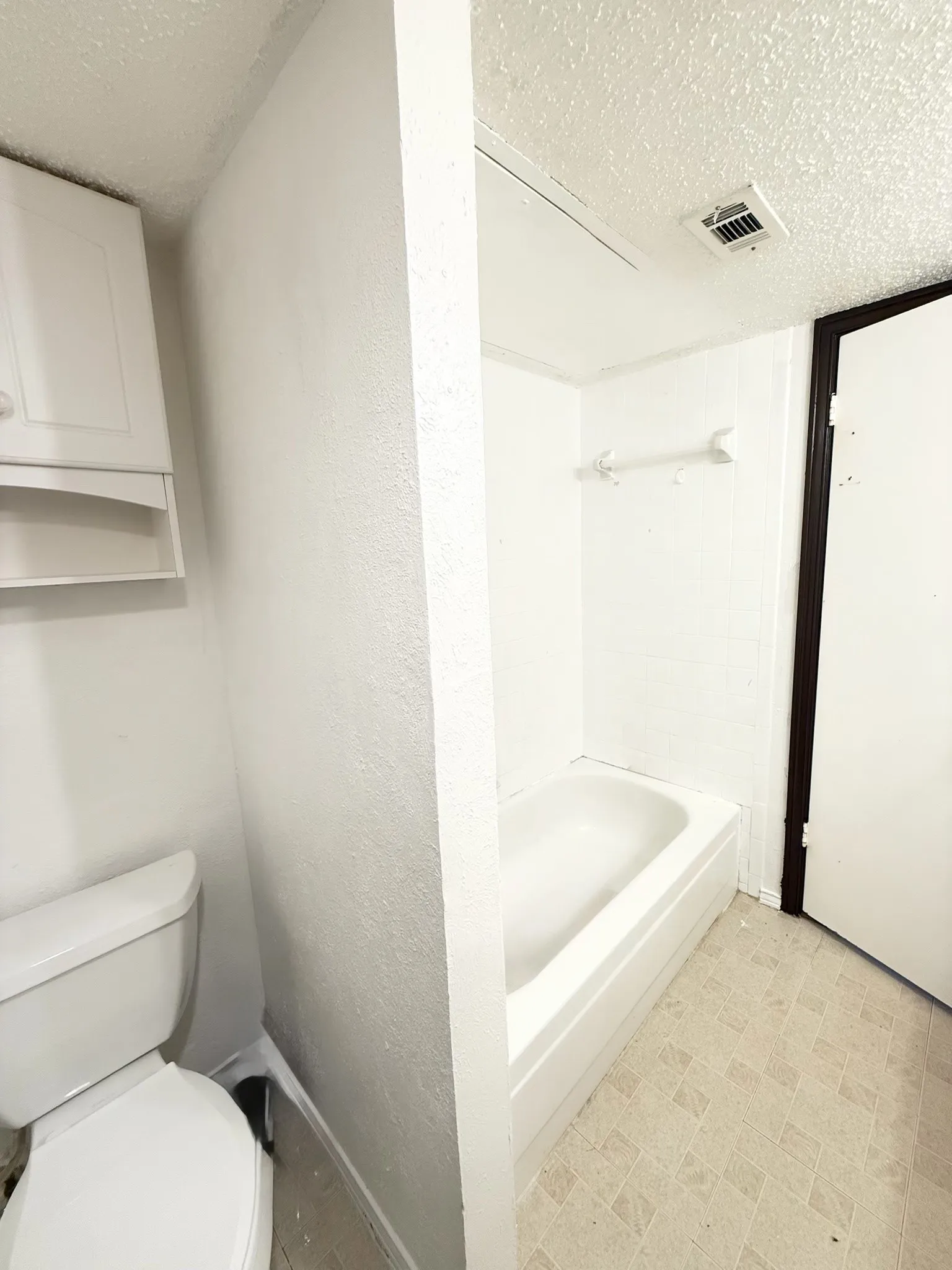 Condominium For Rent in Tarrant County , 606 Bellaire Drive A, Hurst, Texas 76053, 1 Bedroom, 1 Bathroom, Garage spaces, 795 Sqft, built in 1983, mls#21327022, Real Estate Agent in Hurst, Homes For Rent in Tarrant county, Homes For Rent in Hurst, Realtor in Hurst Texas, Real Estate Brokerage Independent Realty Texas, Luminita Cordes Realtor