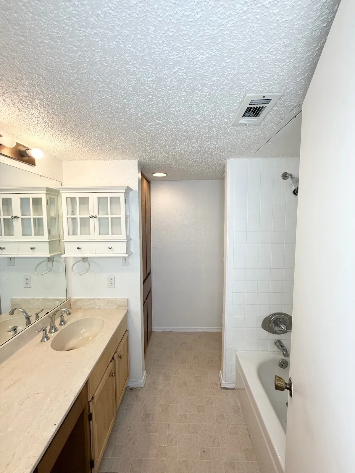 Condominium For Rent in Tarrant County , 606 Bellaire Drive A, Hurst, Texas 76053, 1 Bedroom, 1 Bathroom, Garage spaces, 795 Sqft, built in 1983, mls#21327022, Real Estate Agent in Hurst, Homes For Rent in Tarrant county, Homes For Rent in Hurst, Realtor in Hurst Texas, Real Estate Brokerage Independent Realty Texas, Luminita Cordes Realtor