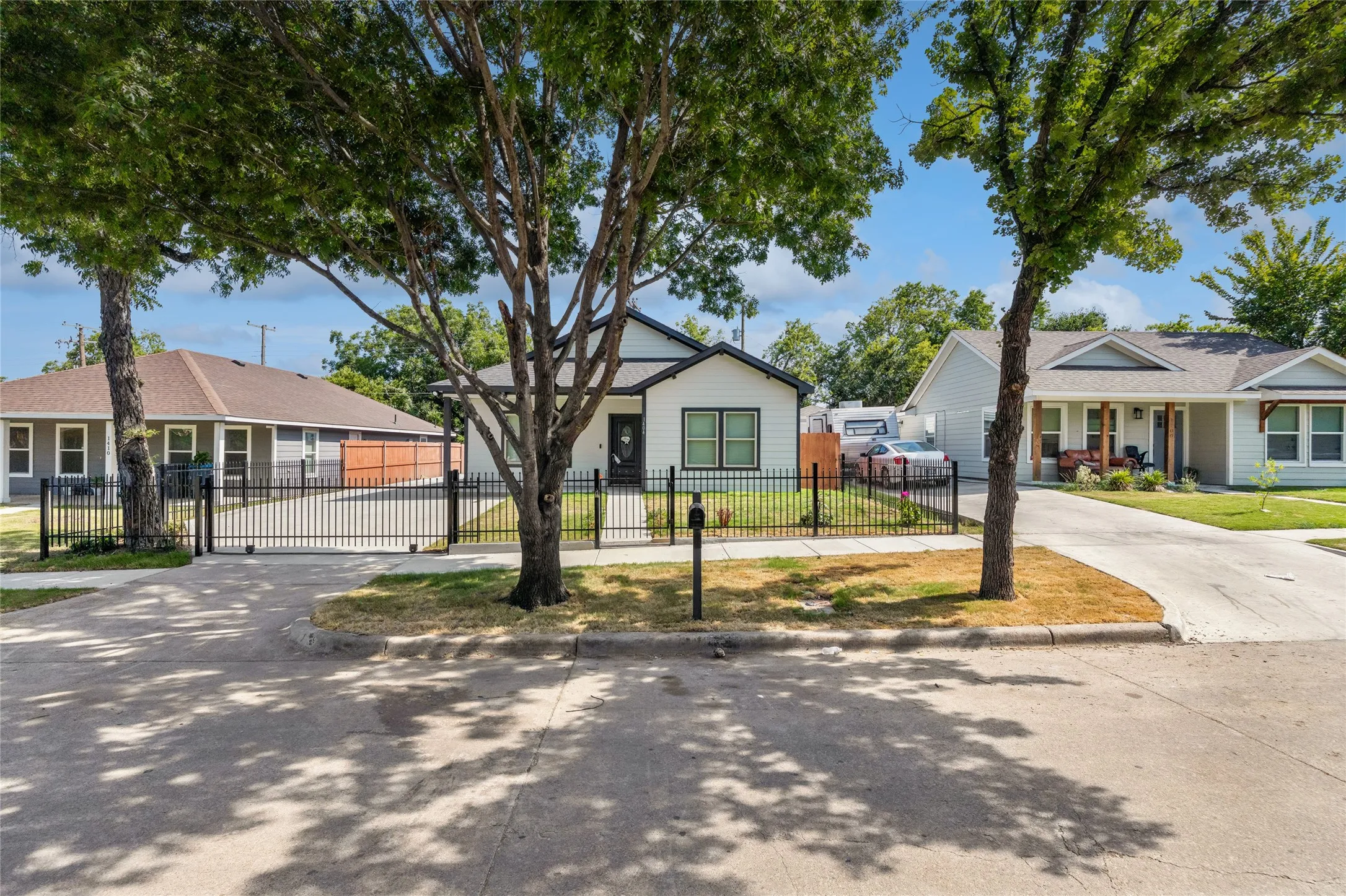 Single Family Residence For Sale in Tarrant County , 1404 E Cannon Street, Fort Worth, Texas 76104, 3 Bedroom, 2 Bathroom, 1 Garage spaces, 1,541 Sqft, built in 2026, mls#21319713, Real Estate Agent in Fort Worth, Homes For Sale in Tarrant county, Homes For Sale in Fort Worth, Realtor in Fort Worth Texas, Real Estate Brokerage Independent Realty Texas, Luminita Cordes Realtor