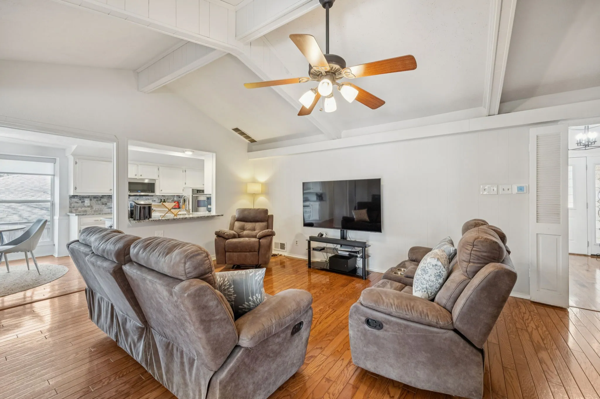 Single Family Residence For Sale in Dallas County , 9740 Dartridge Drive, Dallas, Texas 75238, 3 Bedroom, 3 Bathroom, 2 Garage spaces, 2,582 Sqft, built in 1966, mls#21327393, Real Estate Agent in Dallas, Homes For Sale in Dallas county, Homes For Sale in Dallas, Realtor in Dallas Texas, Real Estate Brokerage Independent Realty Texas, Luminita Cordes Realtor