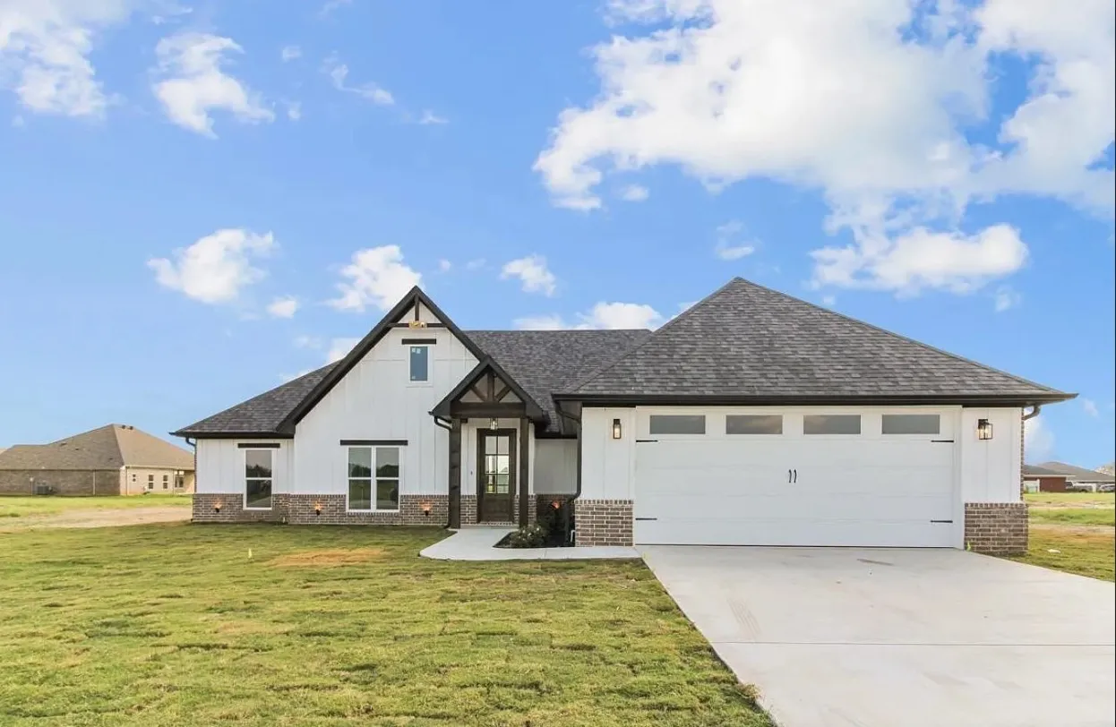 Single Family Residence For Sale in Smith County , 12316 Maplewood Drive, Lindale, Texas 75771, 4 Bedrooms, 2 Bathrooms, 2 Garage spaces, 1,975 Sqft, built in 2022, Price $460,000, mls#21327397, Real Estate Agent in Lindale, Homes For Sale in Smith county, Homes For Sale in Lindale, Realtor in Lindale Texas, Real Estate Brokerage Independent Realty Texas, Luminita Cordes Realtor