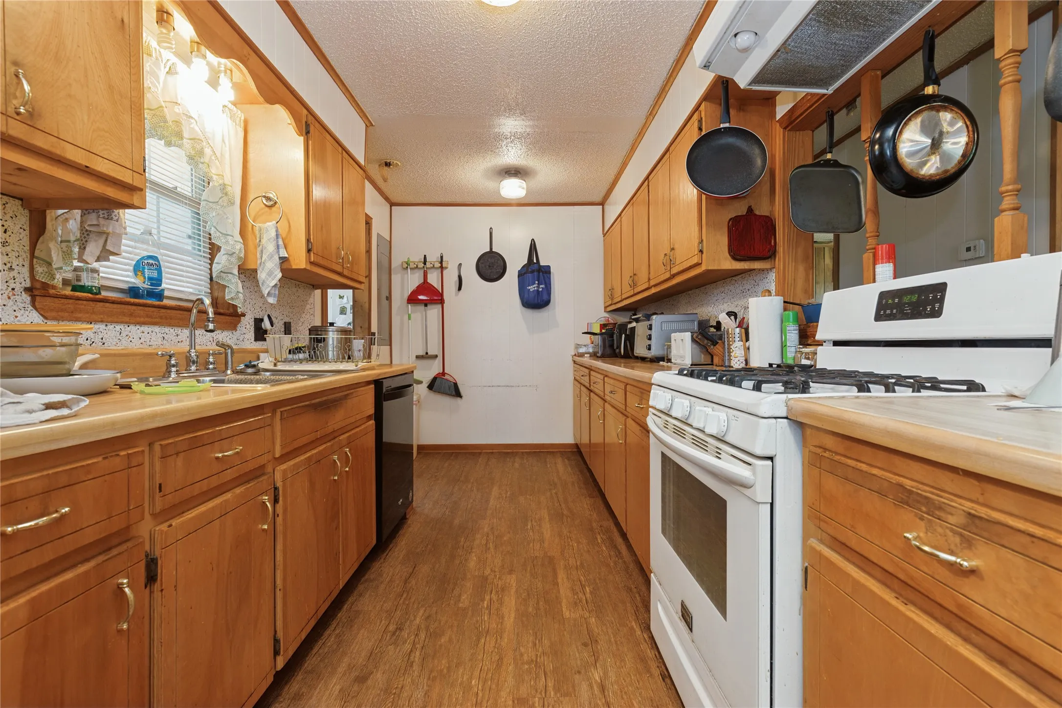 Single Family Residence For Sale in Bowie County , 180 County Road 4255, De Kalb, Texas 75559, 3 Bedroom, 2 Bathroom, Garage spaces, 1,632 Sqft, built in 1981, mls#21327360, Real Estate Agent in De Kalb, Homes For Sale in Bowie county, Homes For Sale in De Kalb, Realtor in De Kalb Texas, Real Estate Brokerage Independent Realty Texas, Luminita Cordes Realtor