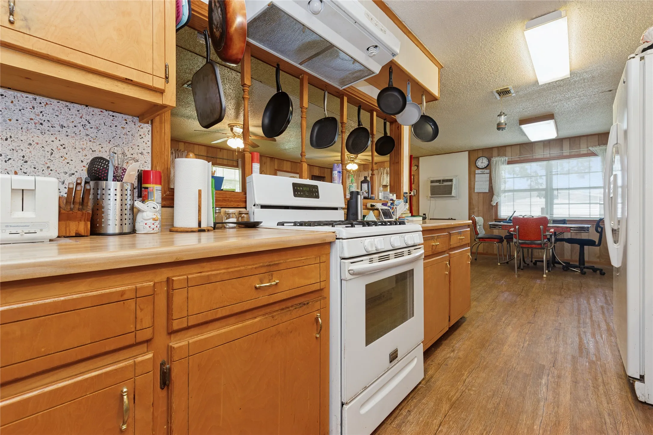 Single Family Residence For Sale in Bowie County , 180 County Road 4255, De Kalb, Texas 75559, 3 Bedroom, 2 Bathroom, Garage spaces, 1,632 Sqft, built in 1981, mls#21327360, Real Estate Agent in De Kalb, Homes For Sale in Bowie county, Homes For Sale in De Kalb, Realtor in De Kalb Texas, Real Estate Brokerage Independent Realty Texas, Luminita Cordes Realtor