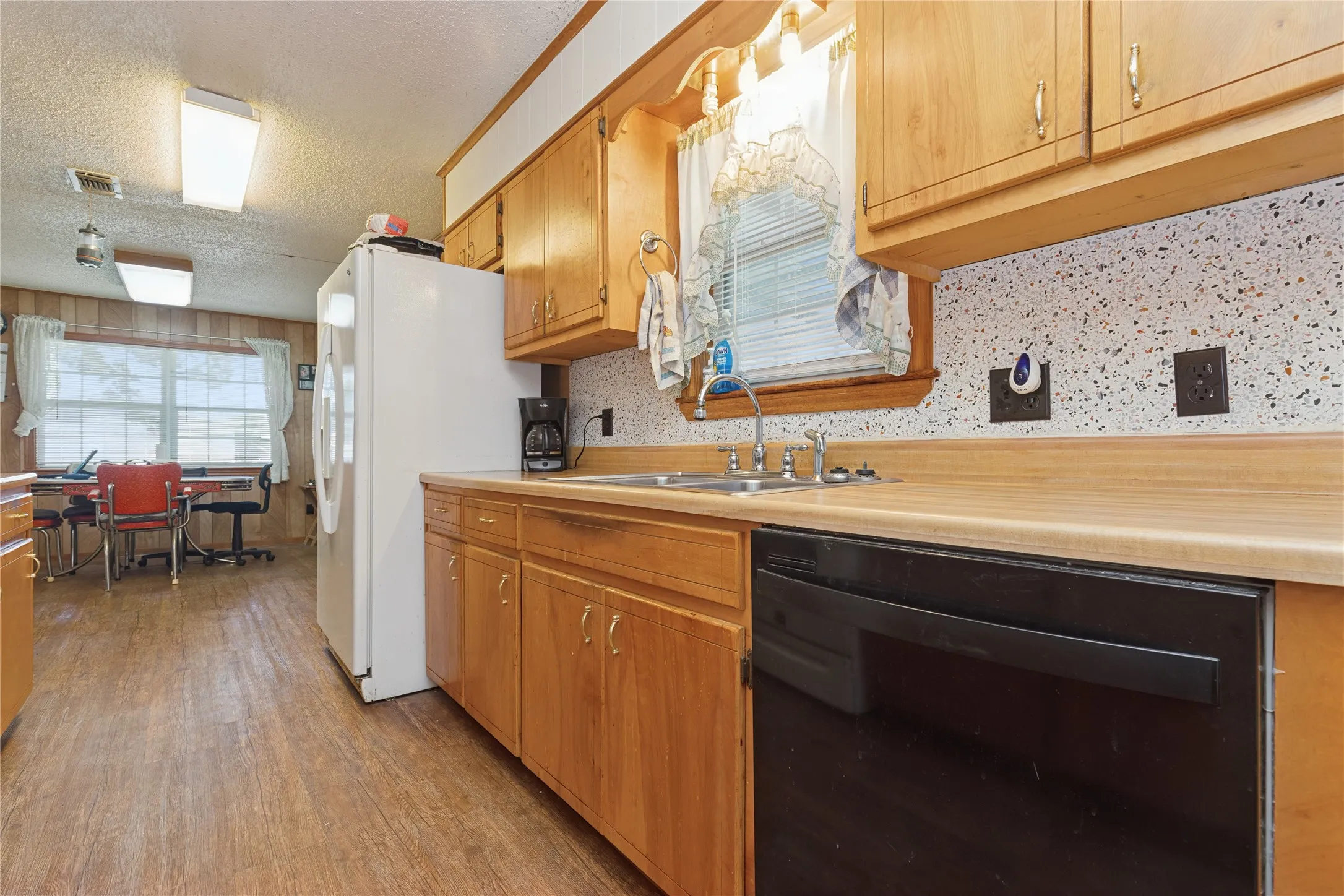 Single Family Residence For Sale in Bowie County , 180 County Road 4255, De Kalb, Texas 75559, 3 Bedroom, 2 Bathroom, Garage spaces, 1,632 Sqft, built in 1981, mls#21327360, Real Estate Agent in De Kalb, Homes For Sale in Bowie county, Homes For Sale in De Kalb, Realtor in De Kalb Texas, Real Estate Brokerage Independent Realty Texas, Luminita Cordes Realtor