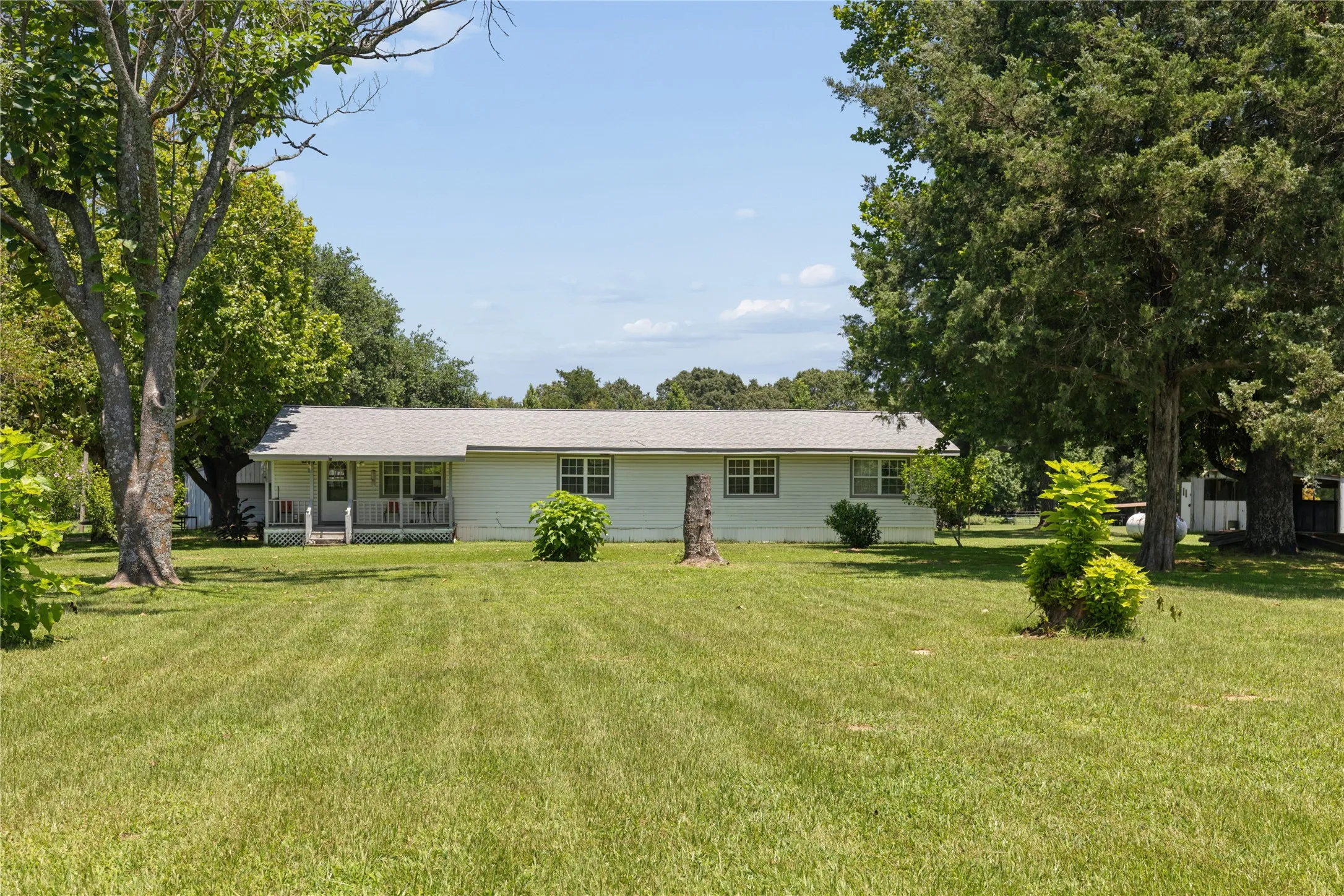 Single Family Residence For Sale in Bowie County , 180 County Road 4255, De Kalb, Texas 75559, 3 Bedroom, 2 Bathroom, Garage spaces, 1,632 Sqft, built in 1981, mls#21327360, Real Estate Agent in De Kalb, Homes For Sale in Bowie county, Homes For Sale in De Kalb, Realtor in De Kalb Texas, Real Estate Brokerage Independent Realty Texas, Luminita Cordes Realtor