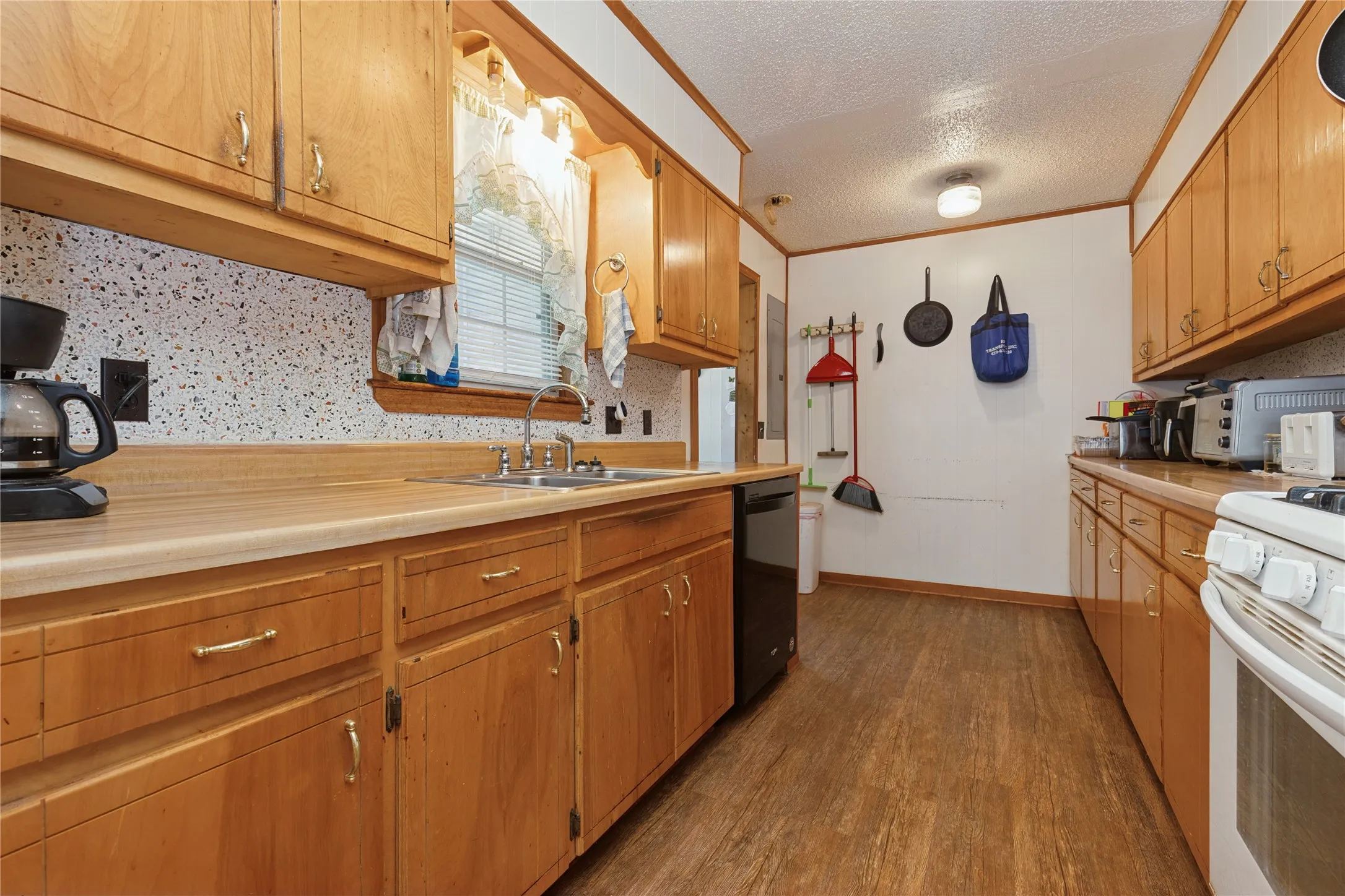 Single Family Residence For Sale in Bowie County , 180 County Road 4255, De Kalb, Texas 75559, 3 Bedroom, 2 Bathroom, Garage spaces, 1,632 Sqft, built in 1981, mls#21327360, Real Estate Agent in De Kalb, Homes For Sale in Bowie county, Homes For Sale in De Kalb, Realtor in De Kalb Texas, Real Estate Brokerage Independent Realty Texas, Luminita Cordes Realtor
