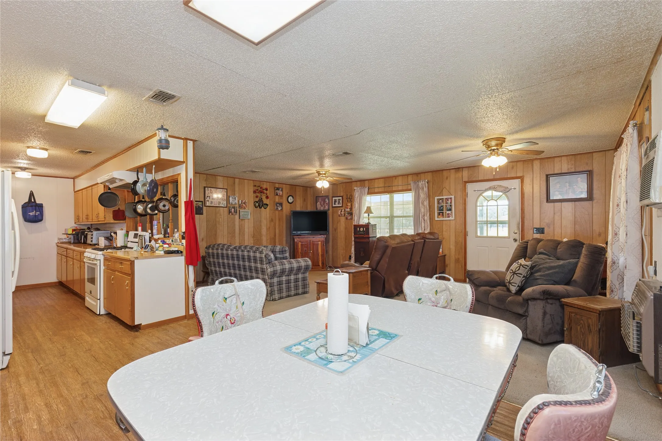 Single Family Residence For Sale in Bowie County , 180 County Road 4255, De Kalb, Texas 75559, 3 Bedroom, 2 Bathroom, Garage spaces, 1,632 Sqft, built in 1981, mls#21327360, Real Estate Agent in De Kalb, Homes For Sale in Bowie county, Homes For Sale in De Kalb, Realtor in De Kalb Texas, Real Estate Brokerage Independent Realty Texas, Luminita Cordes Realtor