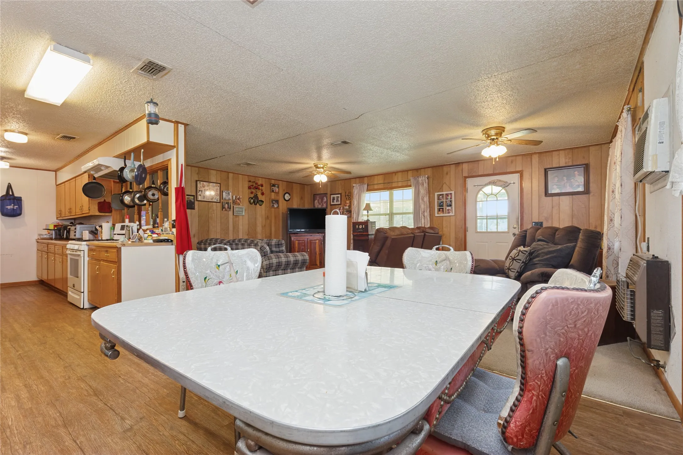 Single Family Residence For Sale in Bowie County , 180 County Road 4255, De Kalb, Texas 75559, 3 Bedroom, 2 Bathroom, Garage spaces, 1,632 Sqft, built in 1981, mls#21327360, Real Estate Agent in De Kalb, Homes For Sale in Bowie county, Homes For Sale in De Kalb, Realtor in De Kalb Texas, Real Estate Brokerage Independent Realty Texas, Luminita Cordes Realtor