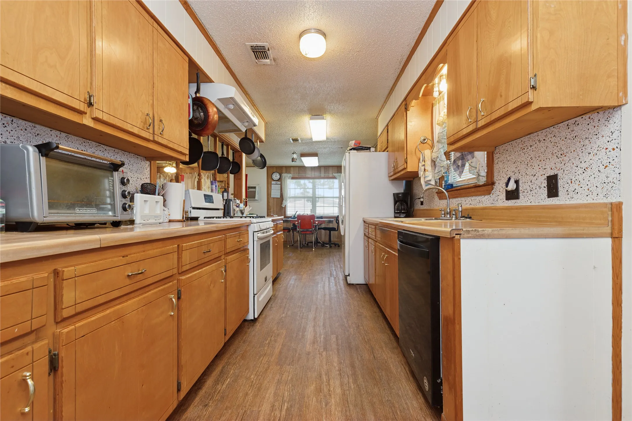 Single Family Residence For Sale in Bowie County , 180 County Road 4255, De Kalb, Texas 75559, 3 Bedroom, 2 Bathroom, Garage spaces, 1,632 Sqft, built in 1981, mls#21327360, Real Estate Agent in De Kalb, Homes For Sale in Bowie county, Homes For Sale in De Kalb, Realtor in De Kalb Texas, Real Estate Brokerage Independent Realty Texas, Luminita Cordes Realtor