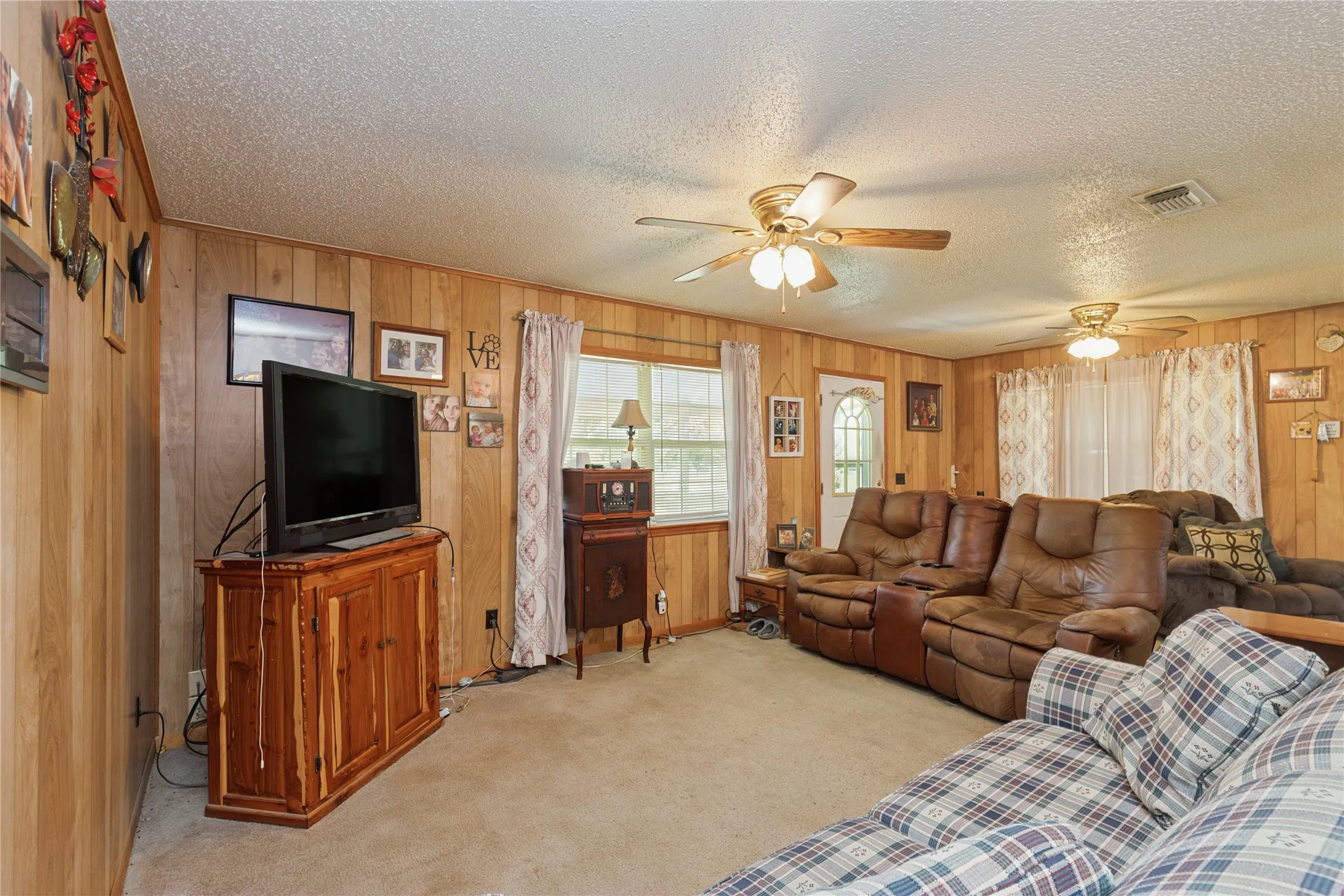 Single Family Residence For Sale in Bowie County , 180 County Road 4255, De Kalb, Texas 75559, 3 Bedroom, 2 Bathroom, Garage spaces, 1,632 Sqft, built in 1981, mls#21327360, Real Estate Agent in De Kalb, Homes For Sale in Bowie county, Homes For Sale in De Kalb, Realtor in De Kalb Texas, Real Estate Brokerage Independent Realty Texas, Luminita Cordes Realtor
