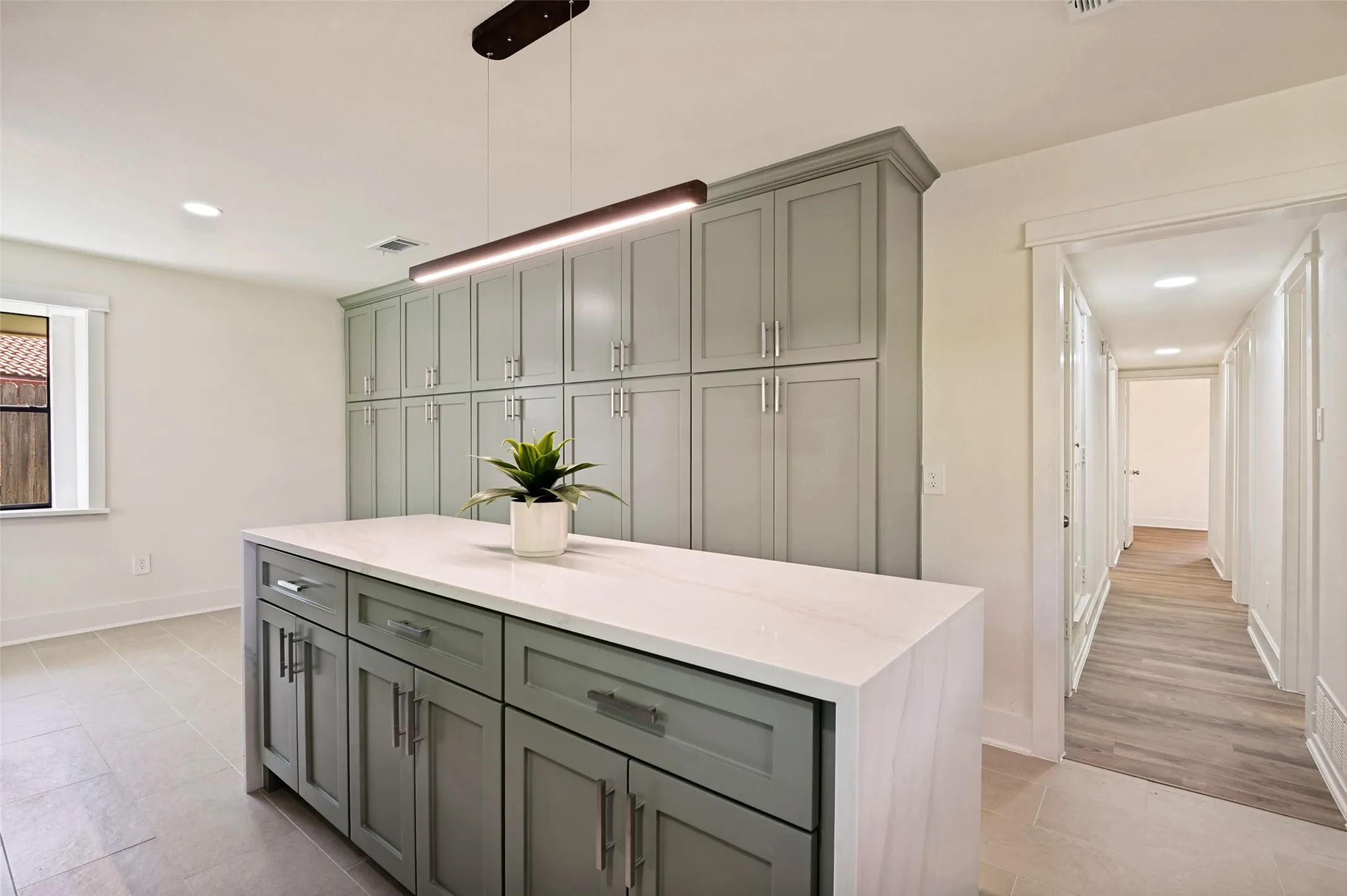 Single Family Residence For Sale in Tarrant County , 3512 Lake Pontchartrain Drive, Arlington, Texas 76016, 4 Bedroom, 4 Bathroom, 2 Garage spaces, 3,058 Sqft, built in 1978, mls#21327405, Real Estate Agent in Arlington, Homes For Sale in Tarrant county, Homes For Sale in Arlington, Realtor in Arlington Texas, Real Estate Brokerage Independent Realty Texas, Luminita Cordes Realtor