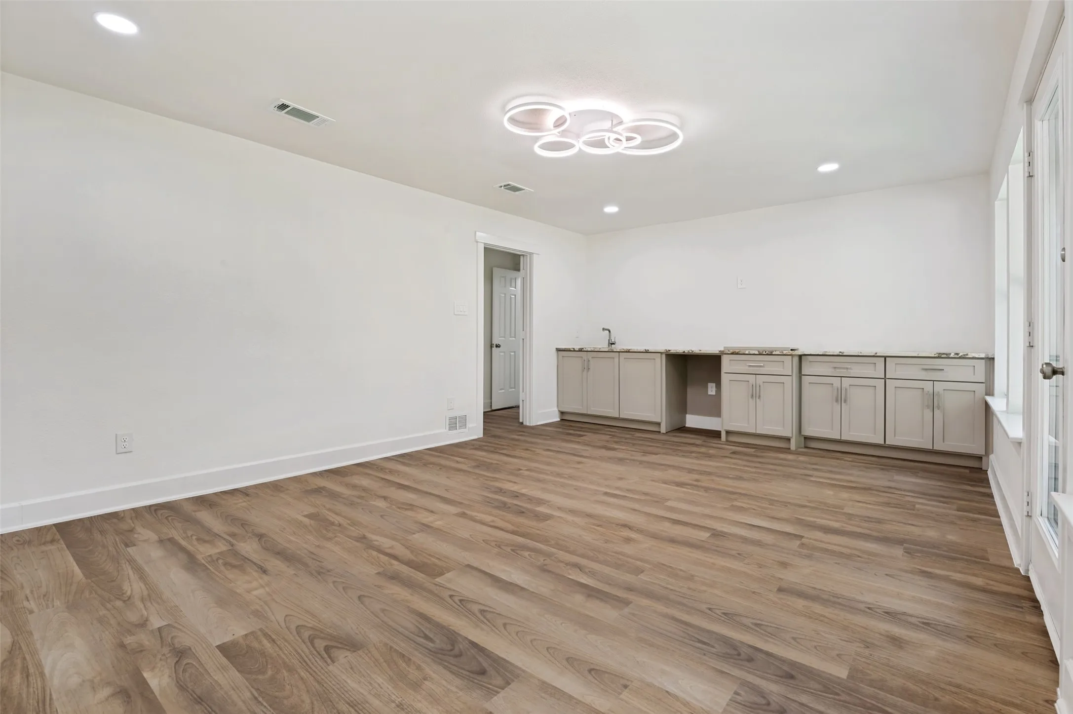 Single Family Residence For Sale in Tarrant County , 3512 Lake Pontchartrain Drive, Arlington, Texas 76016, 4 Bedroom, 4 Bathroom, 2 Garage spaces, 3,058 Sqft, built in 1978, mls#21327405, Real Estate Agent in Arlington, Homes For Sale in Tarrant county, Homes For Sale in Arlington, Realtor in Arlington Texas, Real Estate Brokerage Independent Realty Texas, Luminita Cordes Realtor