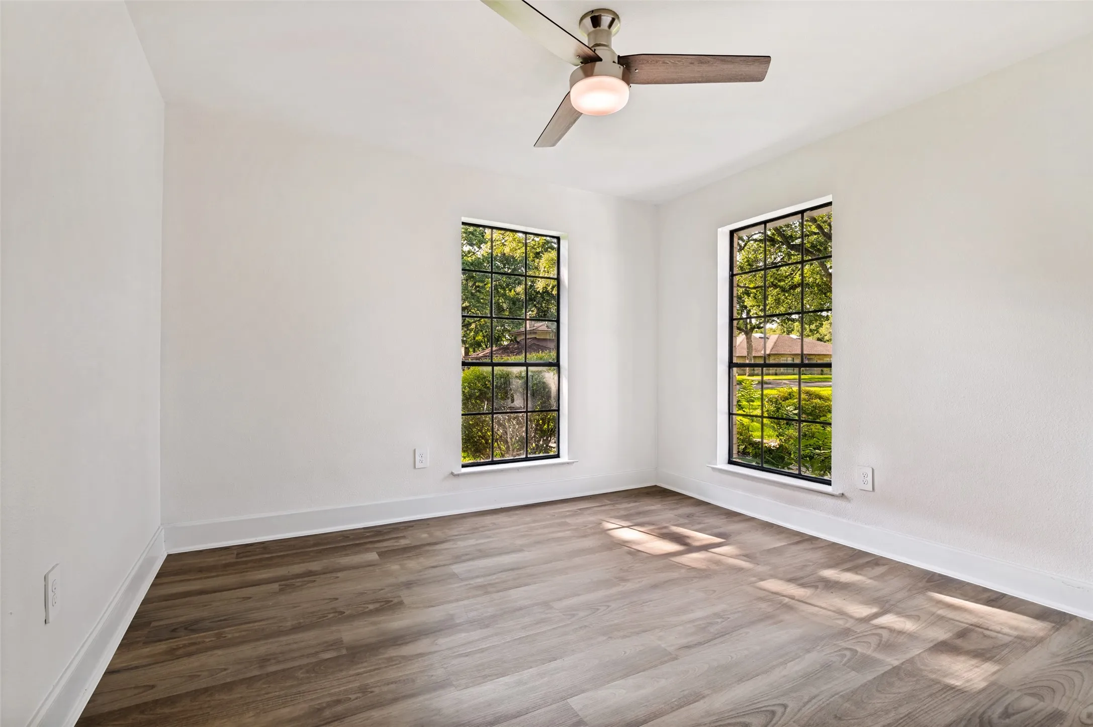 Single Family Residence For Sale in Tarrant County , 3512 Lake Pontchartrain Drive, Arlington, Texas 76016, 4 Bedroom, 4 Bathroom, 2 Garage spaces, 3,058 Sqft, built in 1978, mls#21327405, Real Estate Agent in Arlington, Homes For Sale in Tarrant county, Homes For Sale in Arlington, Realtor in Arlington Texas, Real Estate Brokerage Independent Realty Texas, Luminita Cordes Realtor