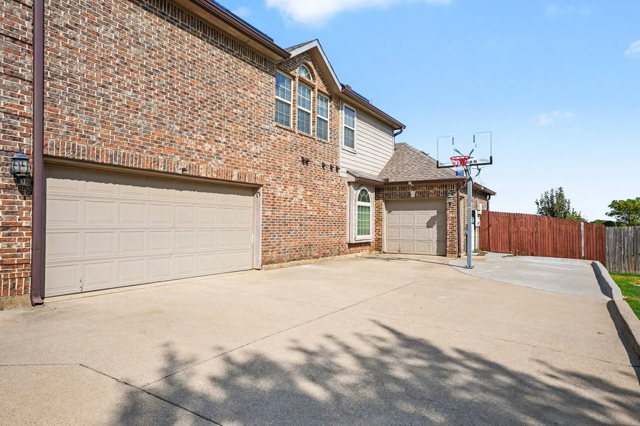 Single Family Residence For Sale in Ellis County , 2605 Tall Meadows Drive, Midlothian, Texas 76065, 5 Bedroom, 4 Bathroom, 3 Garage spaces, 3,809 Sqft, built in 2011, mls#21326479, Real Estate Agent in Midlothian, Homes For Sale in Ellis county, Homes For Sale in Midlothian, Realtor in Midlothian Texas, Real Estate Brokerage Independent Realty Texas, Luminita Cordes Realtor