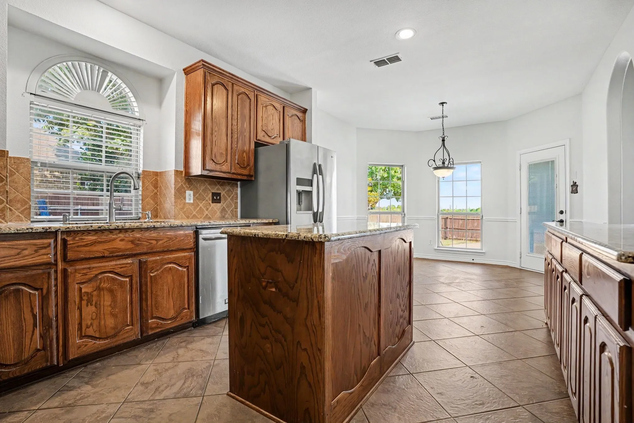 Single Family Residence For Sale in Ellis County , 2605 Tall Meadows Drive, Midlothian, Texas 76065, 5 Bedroom, 4 Bathroom, 3 Garage spaces, 3,809 Sqft, built in 2011, mls#21326479, Real Estate Agent in Midlothian, Homes For Sale in Ellis county, Homes For Sale in Midlothian, Realtor in Midlothian Texas, Real Estate Brokerage Independent Realty Texas, Luminita Cordes Realtor